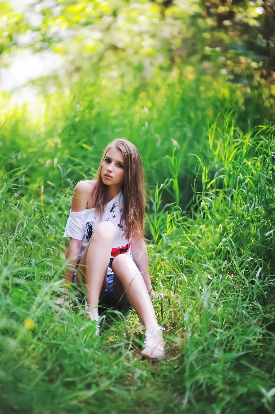 720P, T-shirt, jeans, women, Joan Le Jan, straight hair, brunette, white clothing, grass, looking at viewer, nature, denim, long hair, shorts, Phone HD Wallpaper