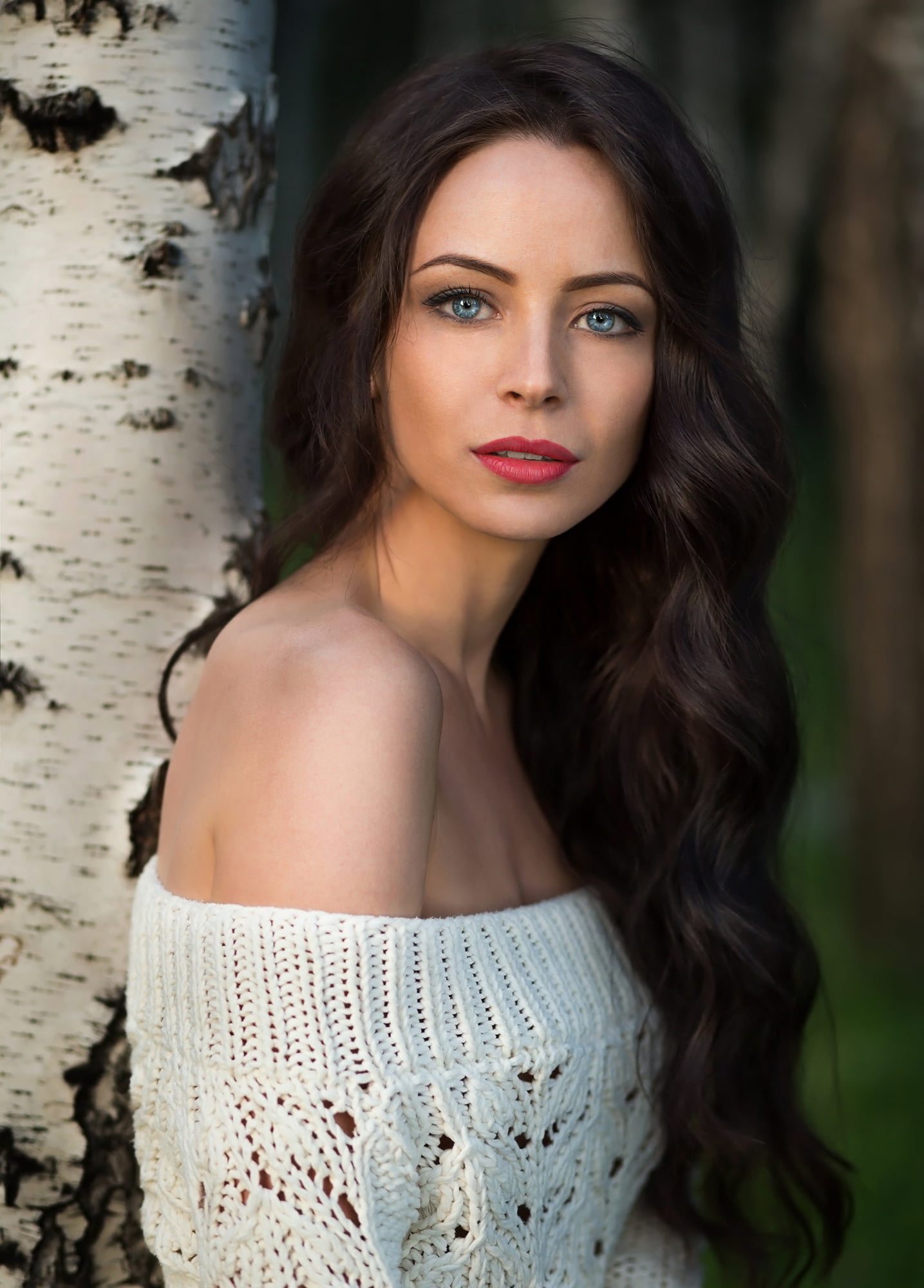 makeup, long hair, bare shoulders, portrait, wavy hair, brunette, tree bark, looking at viewer, white clothing, 1080P, red lipstick, Joan Le Jan, women, Phone HD Wallpaper