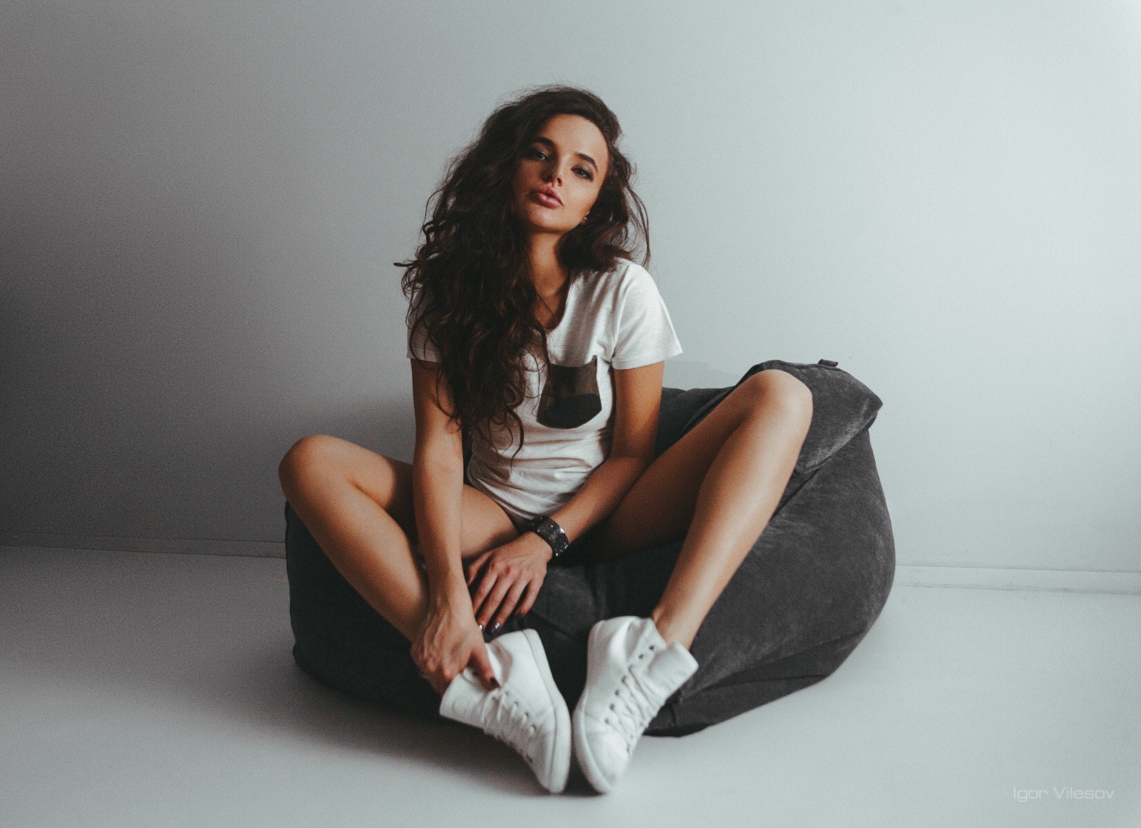 smiling, young women, studio shot, sneakers, gray background, young adult, 720P, hairstyle, tanned, painted nails, one person, jeans, contemplation, full length, HD Wallpaper