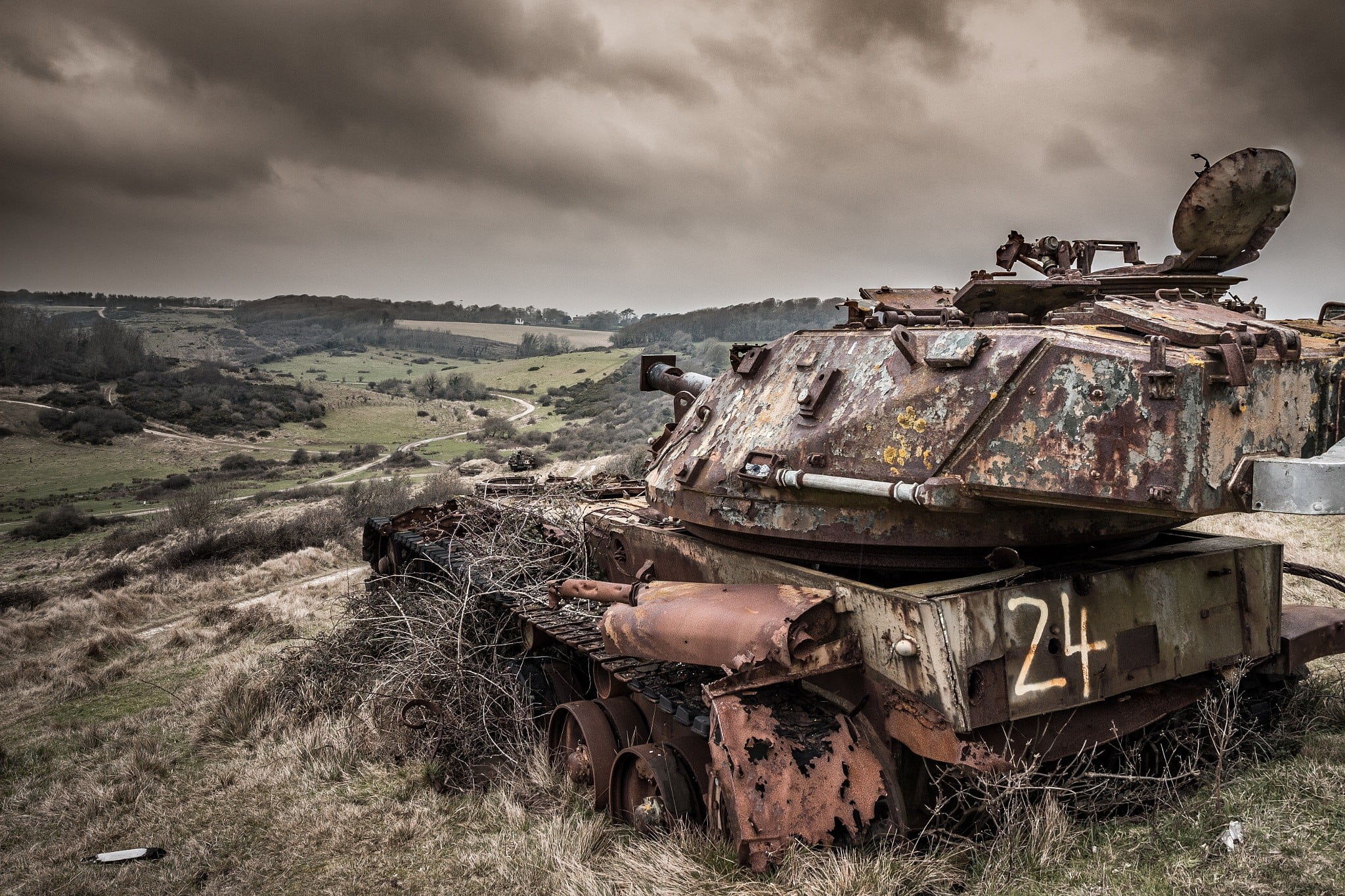 decline, junkyard, Sam King, black, cloud - sky, gray, ruined, England, battle, transportation, tank, metal, abandoned, run-down, land, damaged, plant, HD Wallpaper