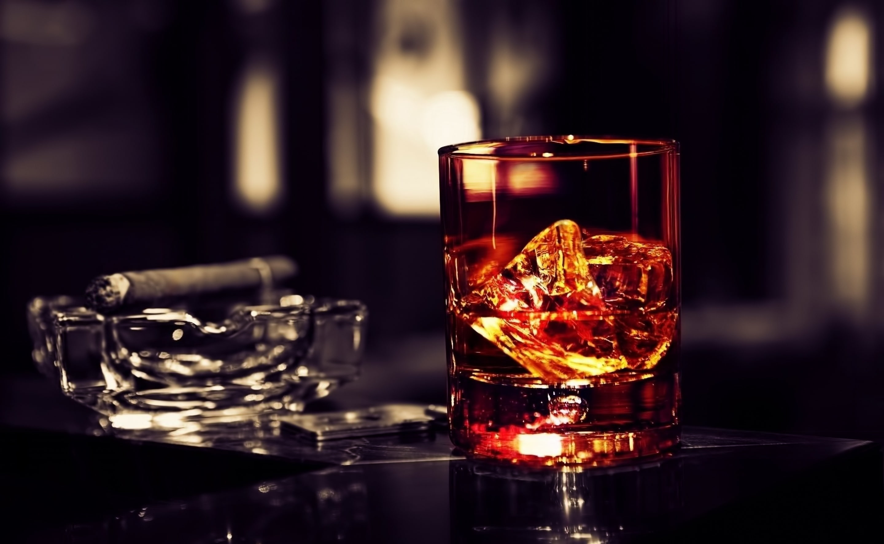 cigar, reflection, nightlife, ice, focus on foreground, Food and Drink, indoors, table, transparent, ice cube, refreshment, whisky, luxury, bar - drink establishment, HD Wallpaper