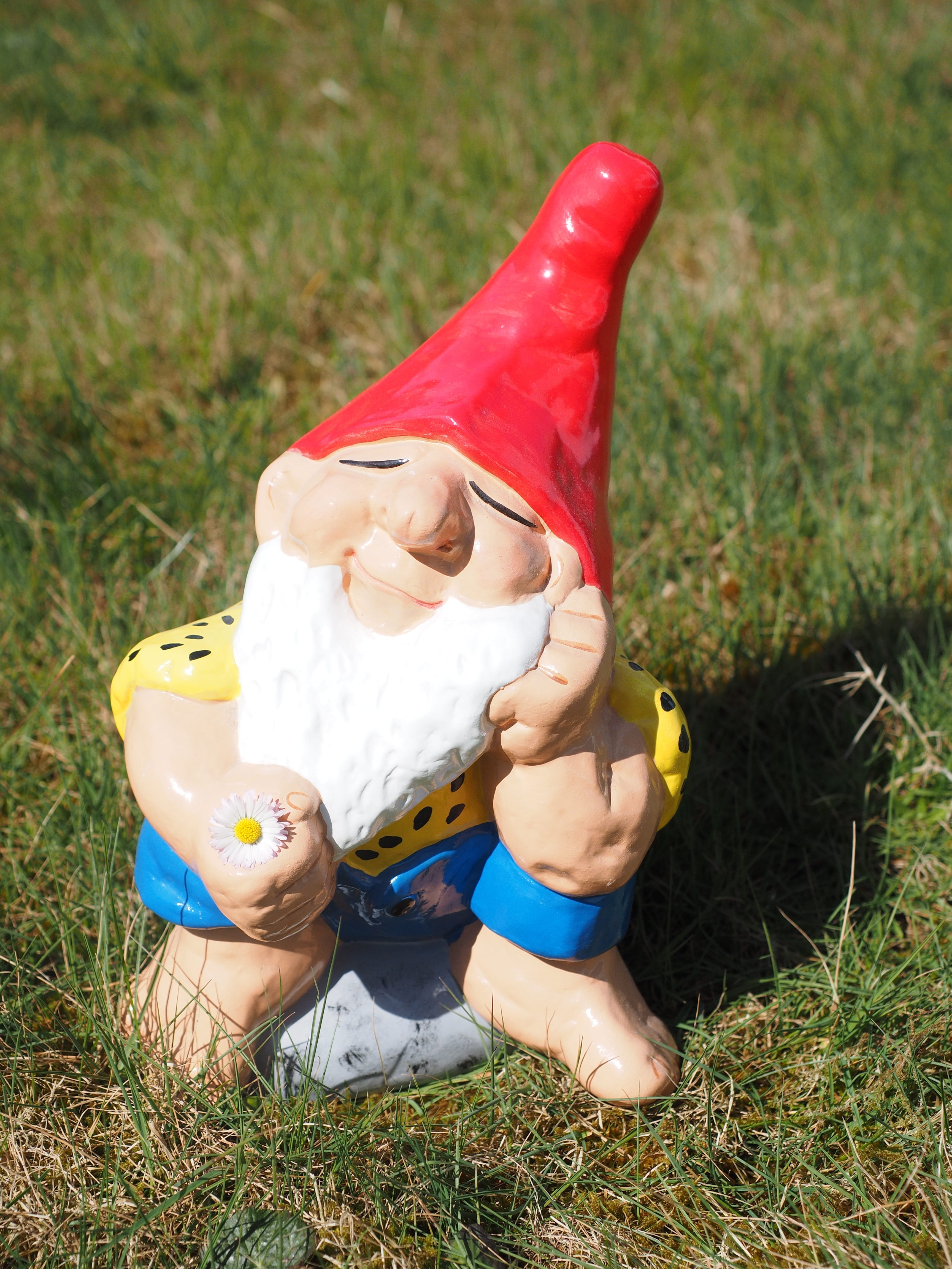 stone figure, figure, real people, lifestyles, casual clothing, Garden Gnome, Satisfied, Dwarf, holiday, garden figurines, innocence, sweet, high angle view, Phone HD Wallpaper