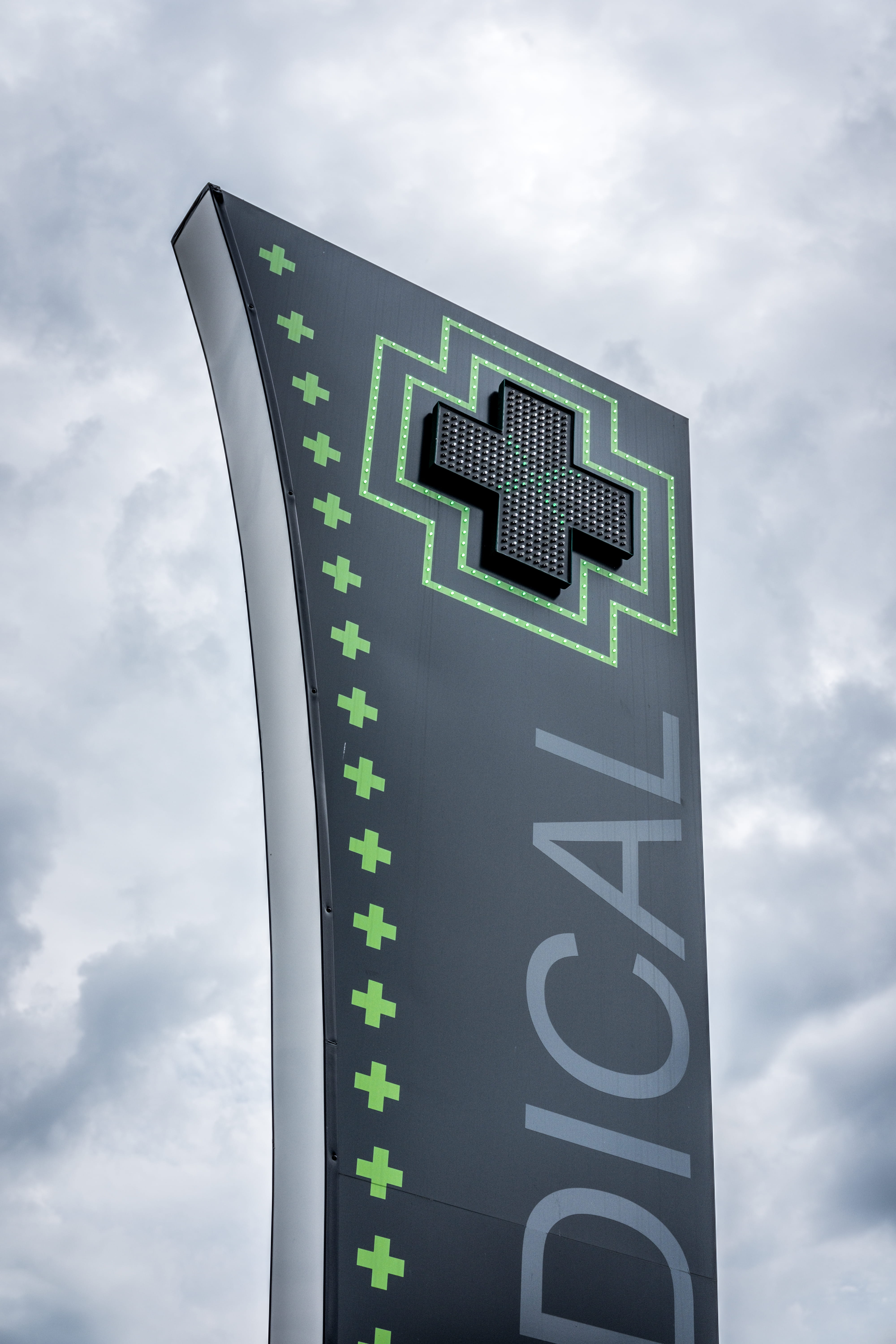 direction, horizontal, symbol, cloud - sky, communication, low angle view, day, dollar sign, 5K, letter, guidance, directional sign, sign, arrow symbol, Phone HD Wallpaper