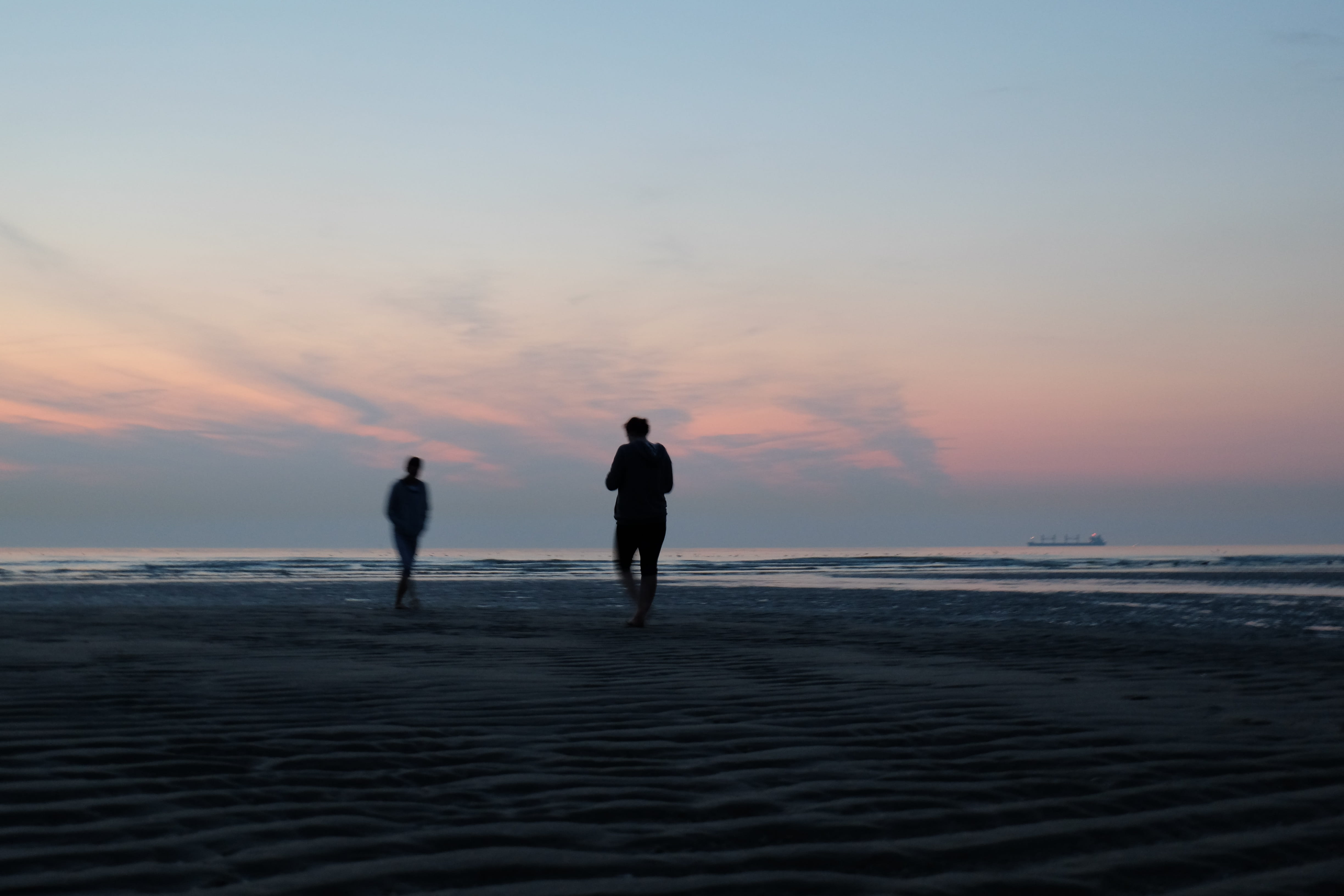 evening, man, nice weather, horizon, tranquility, lighting, water, north sea, 4K, woman, beauty in nature, human, belgium, sea, mood, couple - relationship, HD Wallpaper