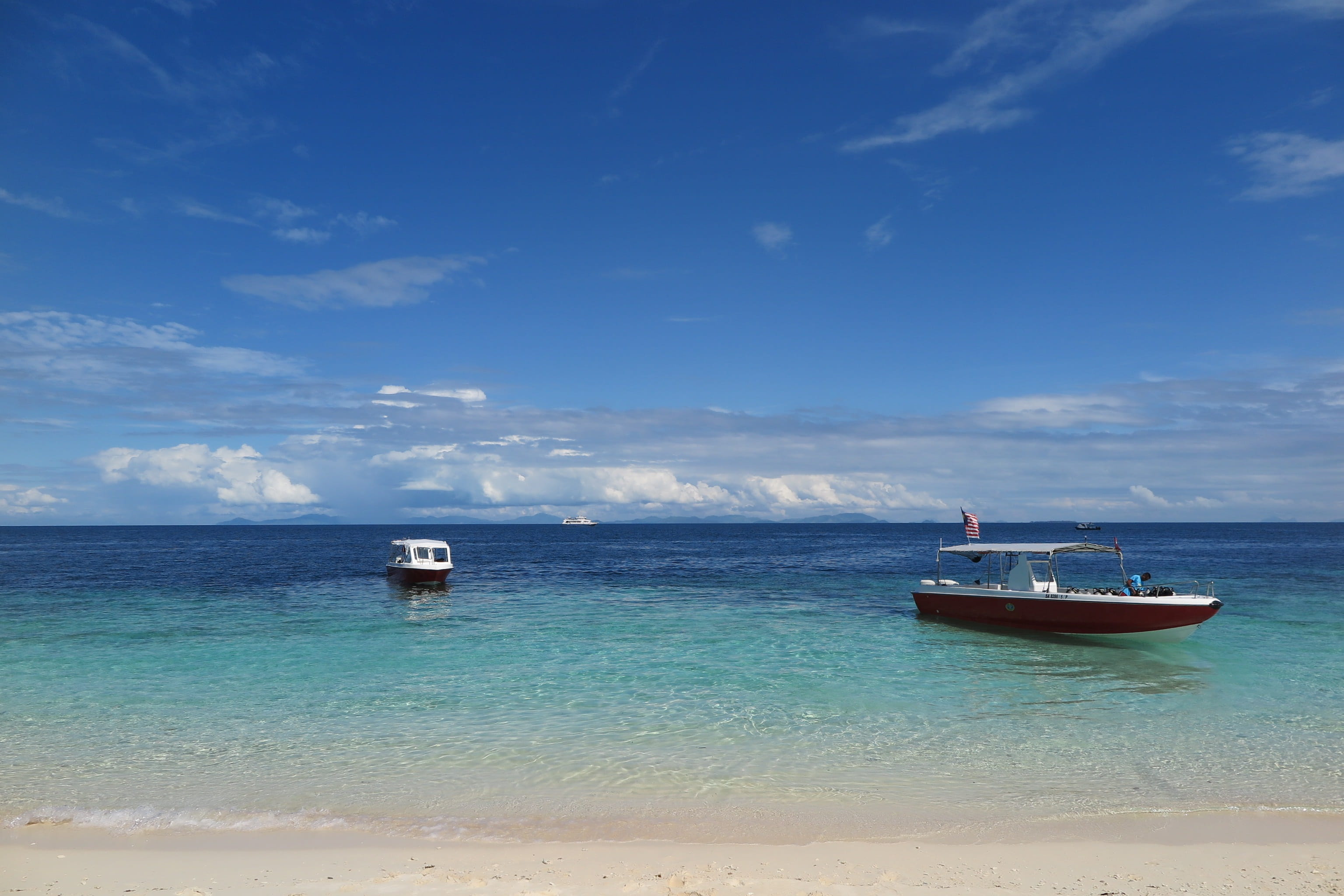yacht, horizon, beach, no people, sea, fishing boat, scenics - nature, sky, idyllic, 2K, tranquil scene, diving, mode of transportation, Pleasure, day, HD Wallpaper