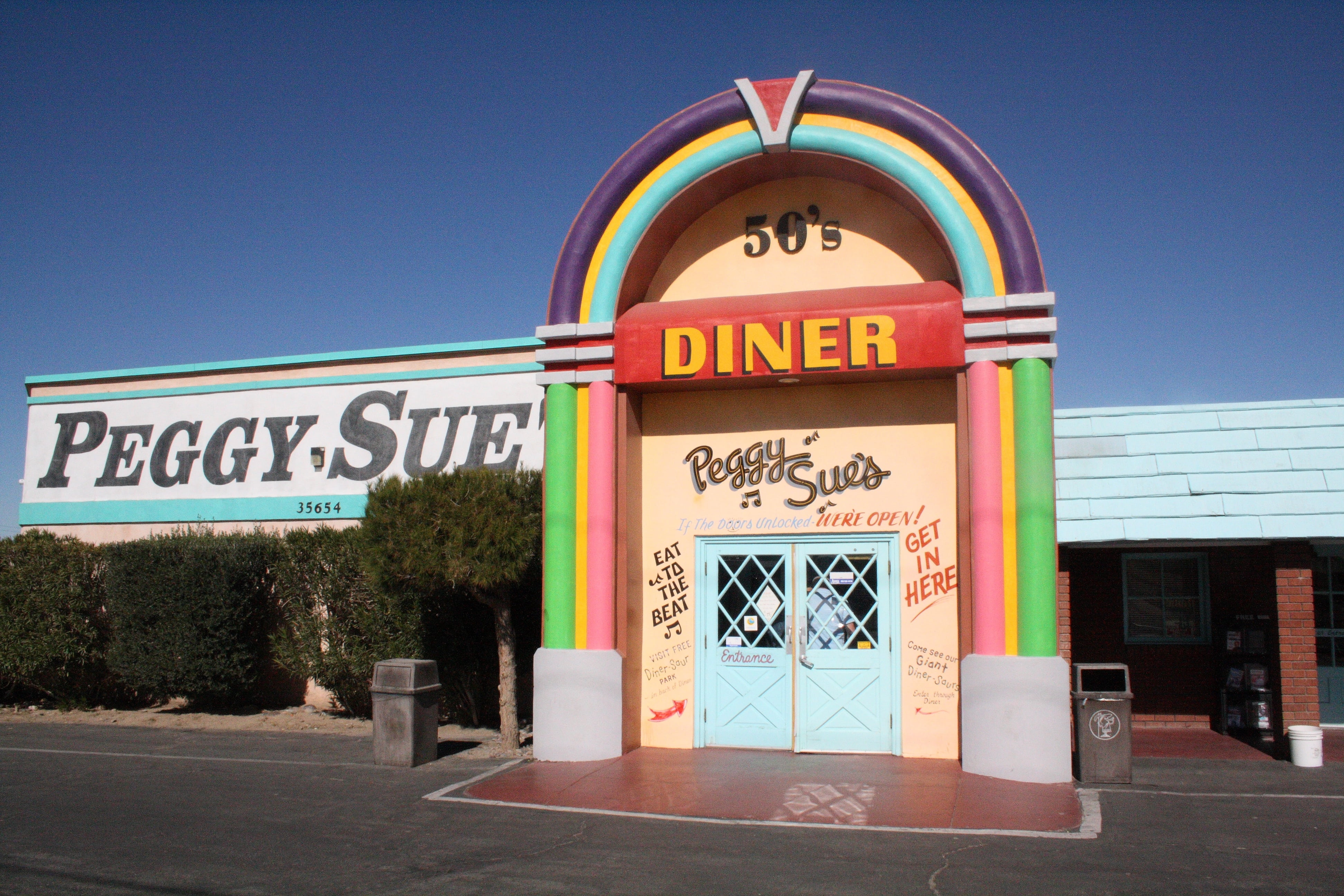 blue, western script, california, entrance, communication, non-western script, peggy sue diner, plant, barstow, built structure, outdoors, 4K, sky, city, HD Wallpaper