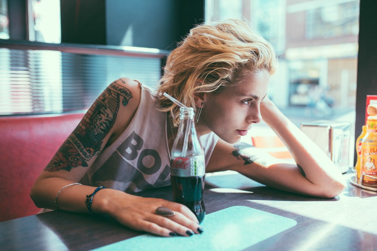 black nails, 480P, looking away, women, tattoo, Coca-Cola, diner, T-shirt, blonde, wavy hair, HD Wallpaper