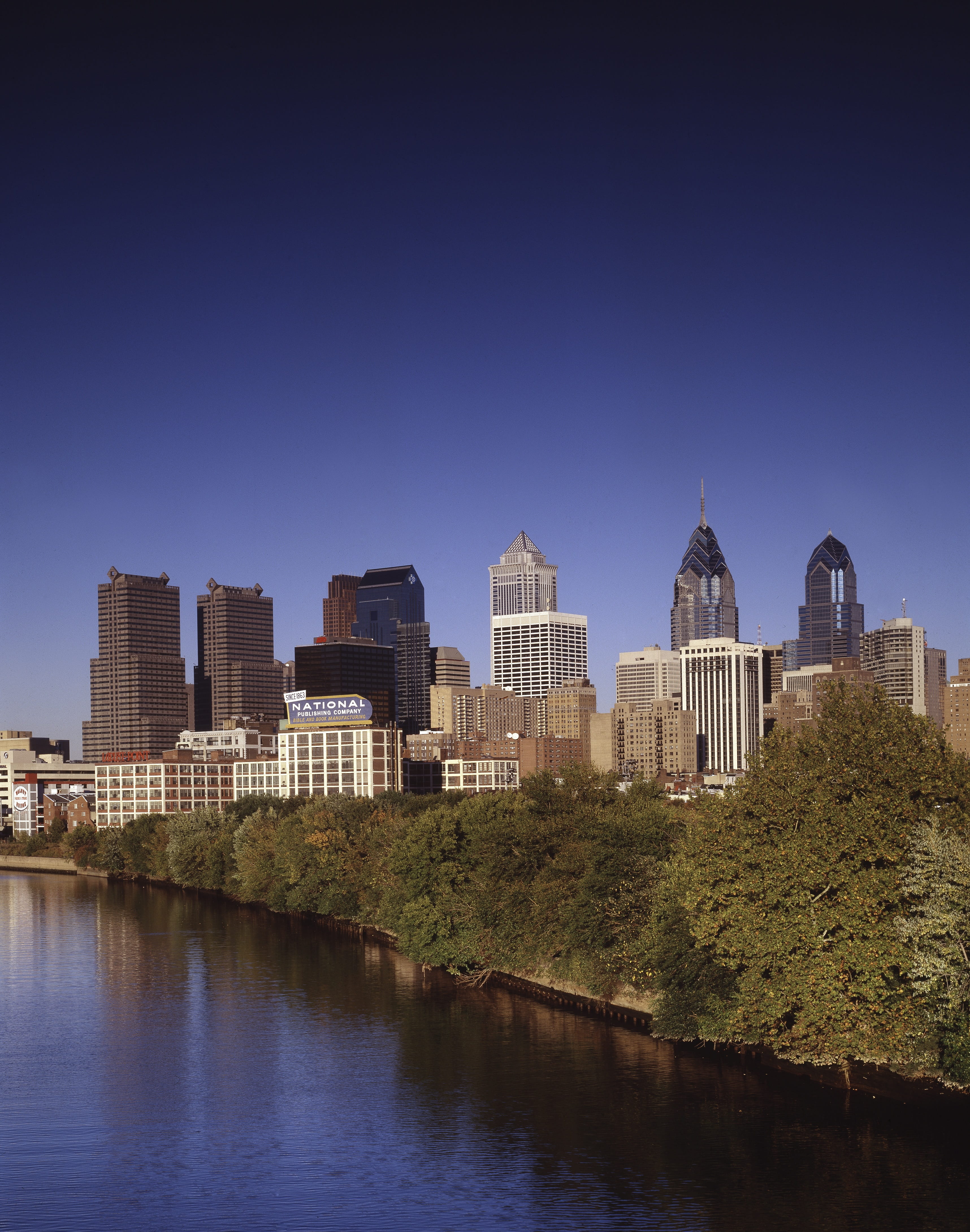 schuylkill river, built structure, water, Pennsylvania, pennsylvania, river, united states, building exterior, city, america, cities, spire, office building exterior, Phone HD Wallpaper