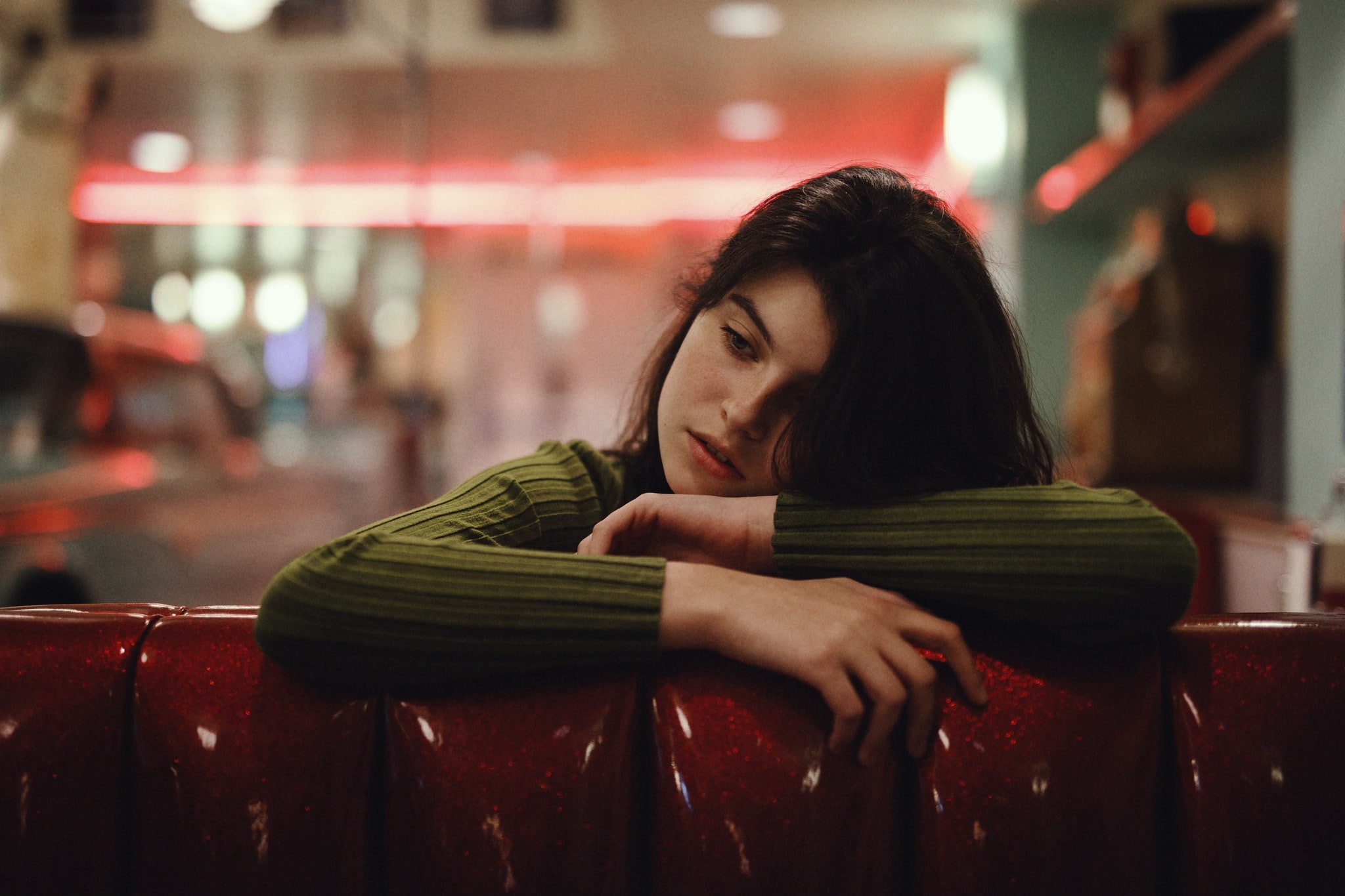 women, sweater, 1080P, looking away, diner, brunette, Raluca Vlad, Jesse Herzog, HD Wallpaper