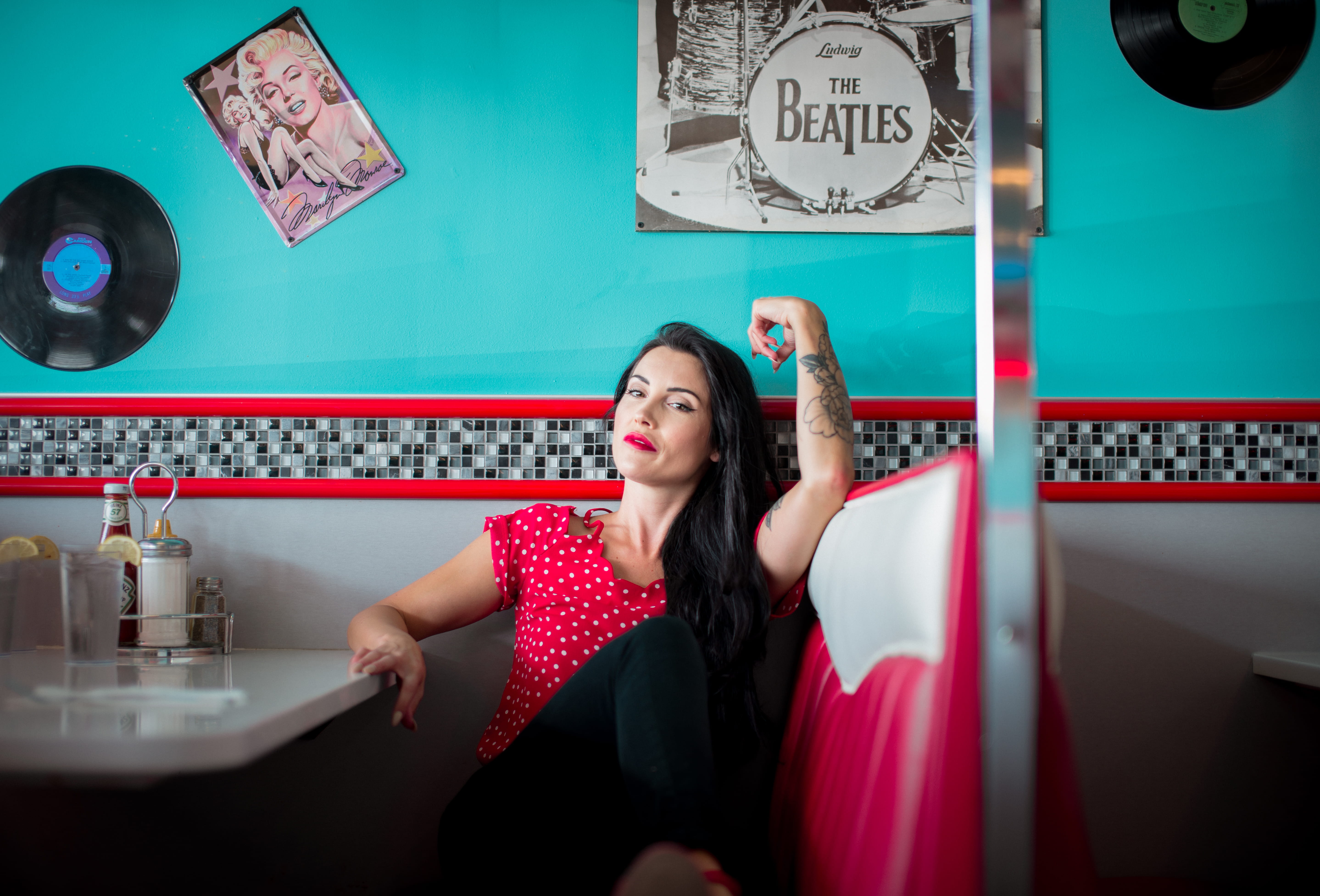 standing, waist up, canada, vintage, front view, young women, 5K, young adult, diner, adult, one person, 1940s, hairstyle, leisure activity, beautiful woman, HD Wallpaper
