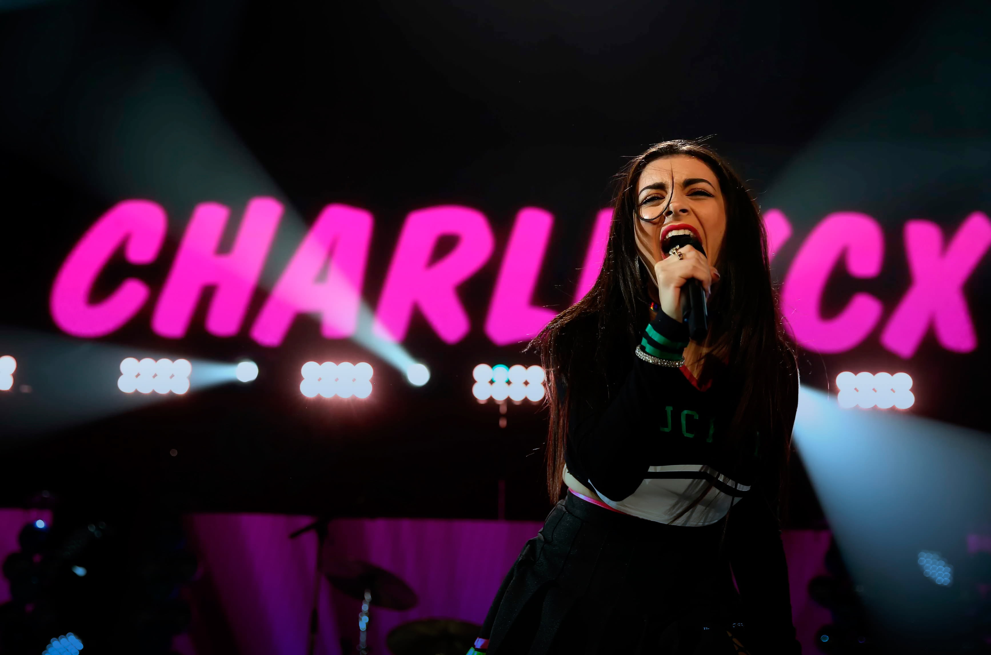 long, night, nightclub, young Adult, laughing, technology, white, black, shouting, smiling, cheerful, lifestyles, performance, music, charli xcx, clothing, HD Wallpaper