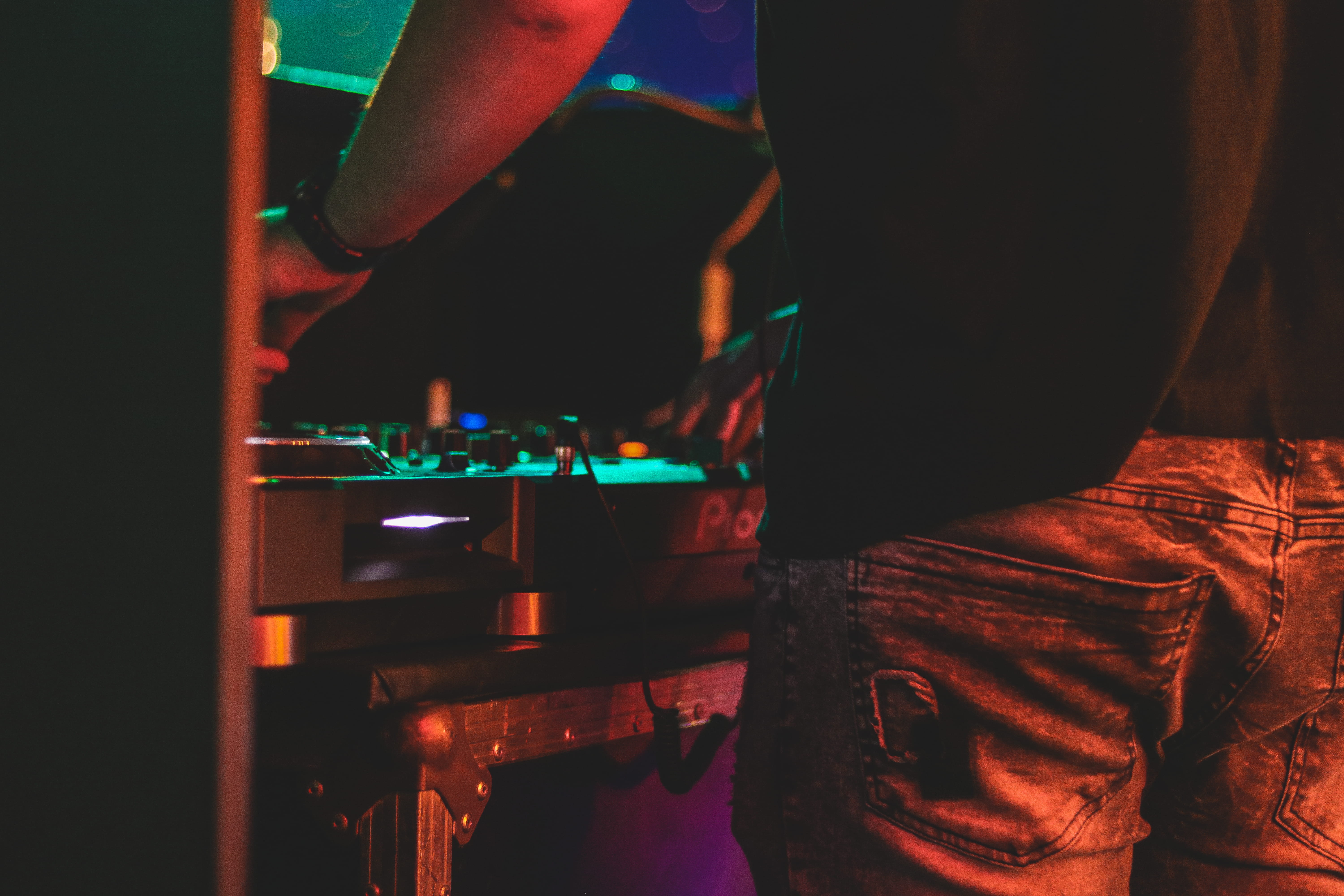 leisure activity, bottoms, nightlife, human, mc, light, arts culture and entertainment, london, men, nightclub, music, 5K, celebrate, urban, party, human hand, HD Wallpaper