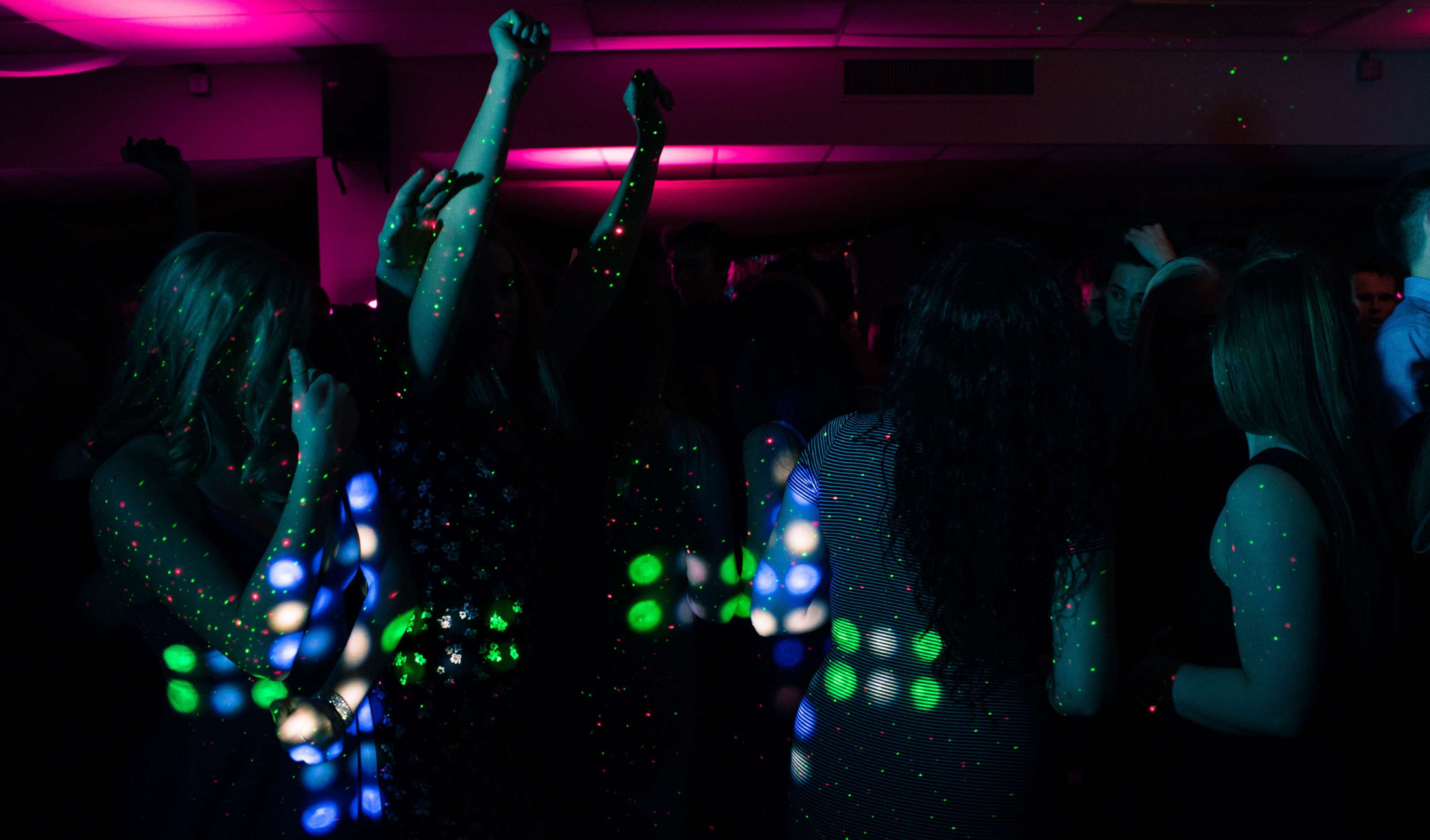 dancing, blur, human arm, nightlife, leisure, real people, band, audience, illuminated, men, dark, large group of people, night, emotion, event, arts culture and entertainment, HD Wallpaper
