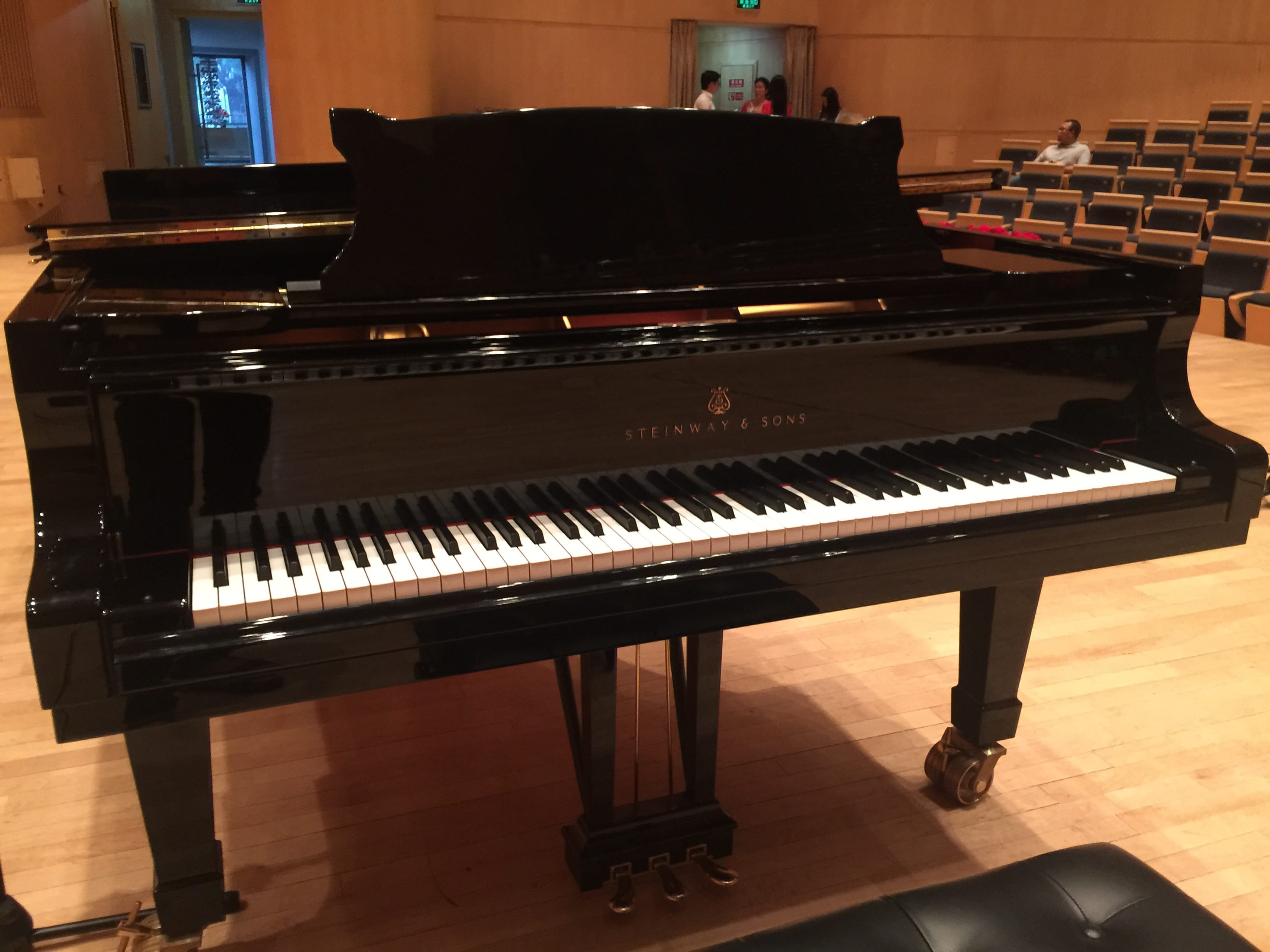 no people, playing, wood - material, Steinway, performance, seat, 2K, classical style, hardwood floor, piano key, arts culture and entertainment, grand piano, HD Wallpaper