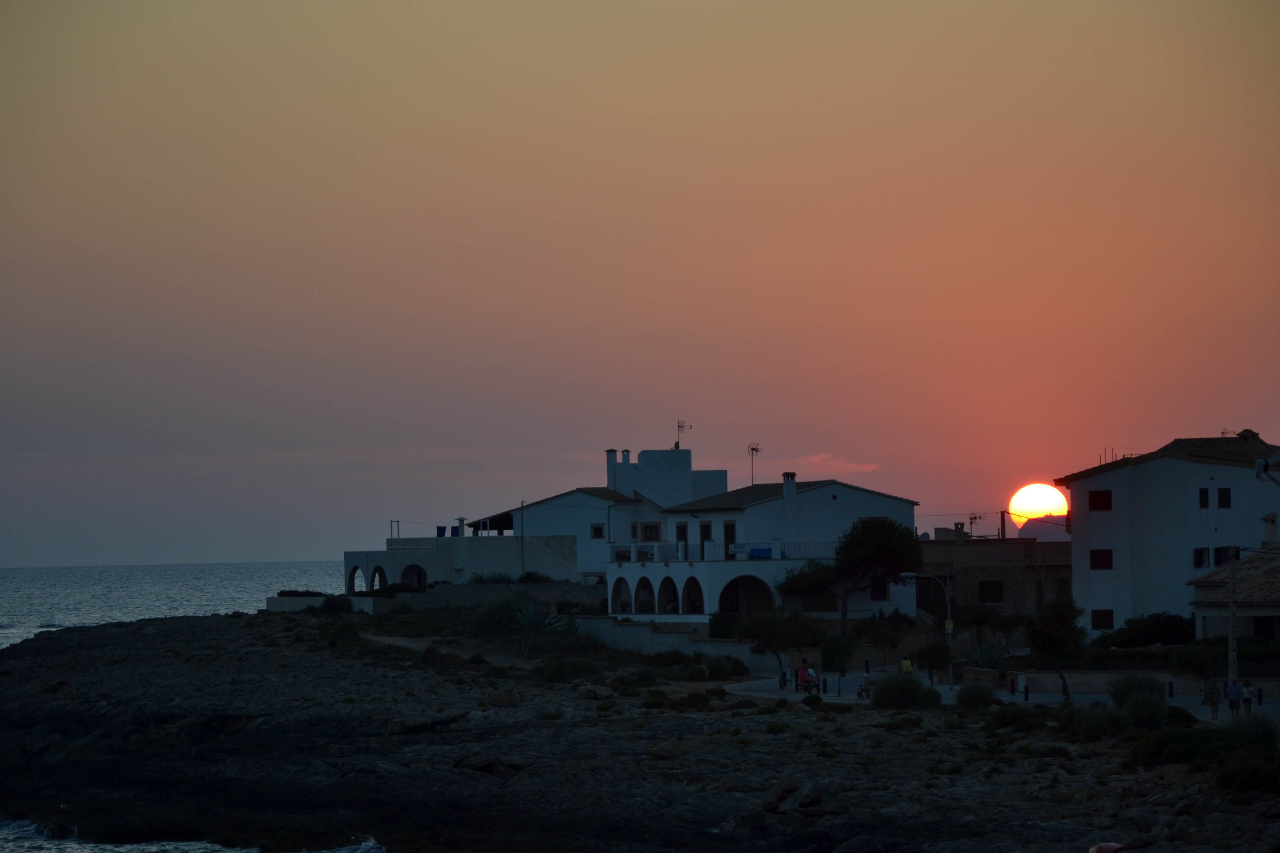 tranquil scene, sunset, été, incidental people, spain, architecture, beauty in nature, playa, outdoors, vacances, building, horizon over water, land, copy space, HD Wallpaper