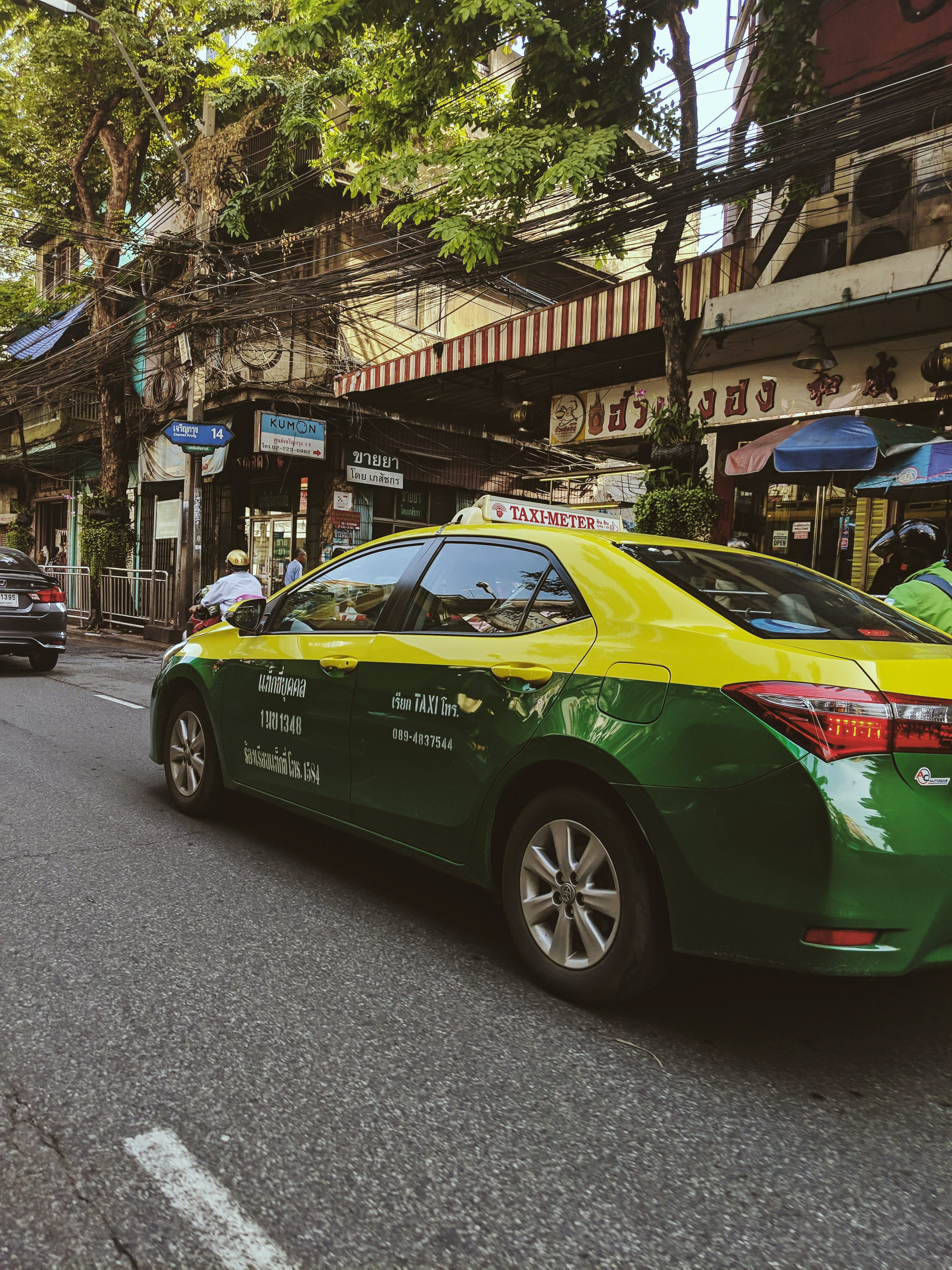 plant, car, built structure, vehicle, architecture, 4K, Bangkok, motor vehicle, cab, transportation system, no people, city street, day, taxi, tree, city, Phone HD Wallpaper