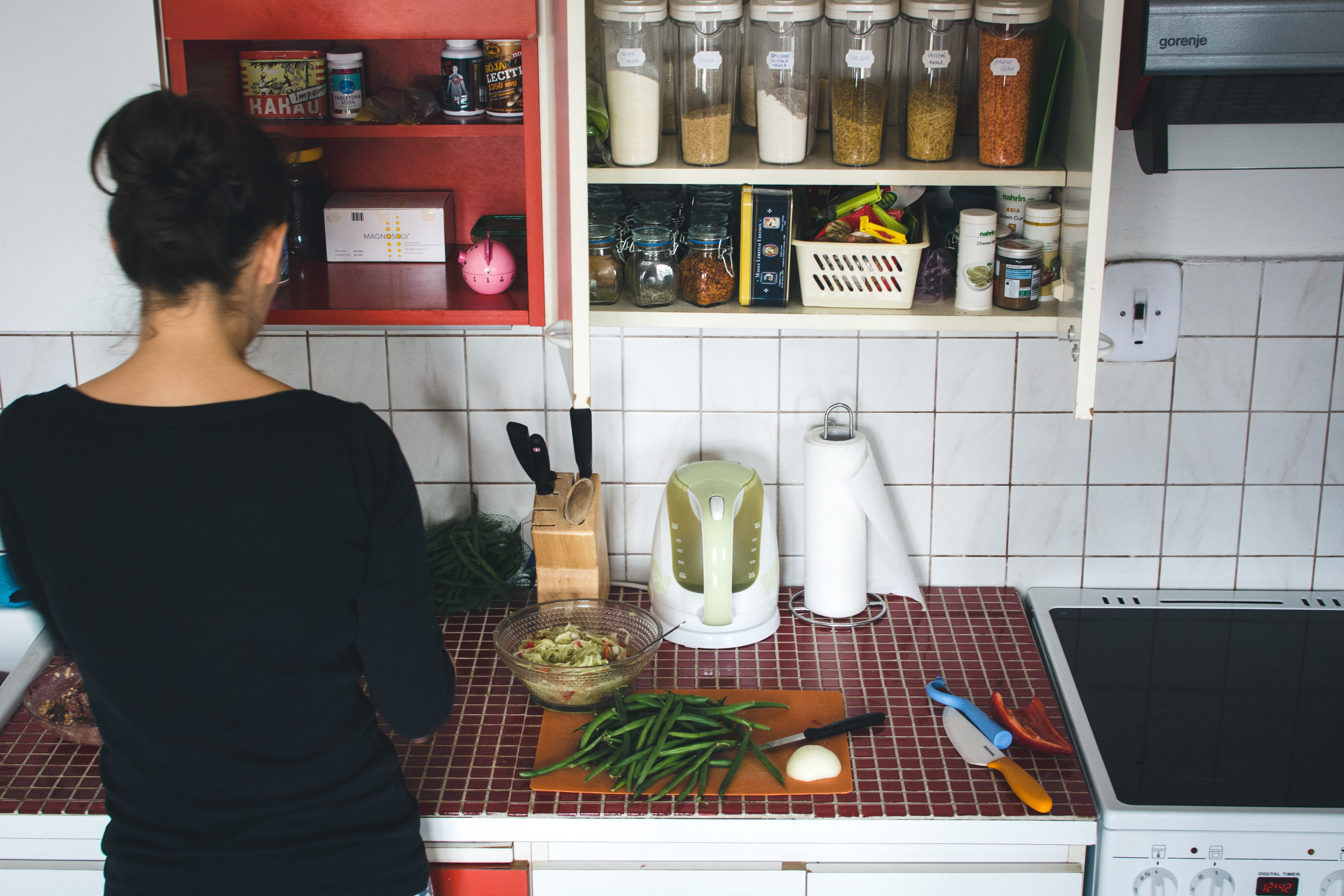 domestic Kitchen, women, waist up, food And Drink, home, casual Clothing, indoors, bottle, kitchen Counter, at home, one Person, men, food, 5K, lifestyles, HD Wallpaper