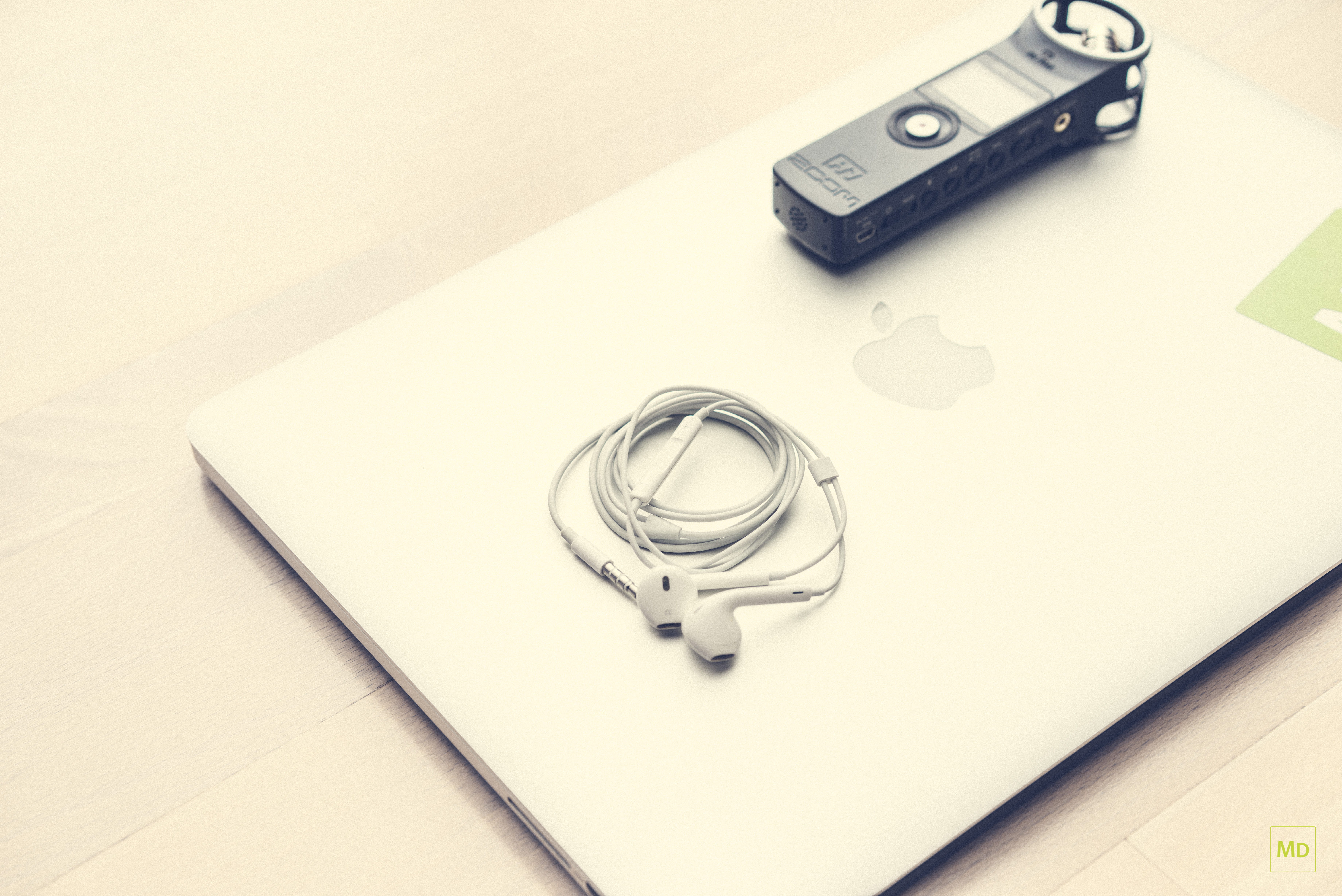 austria, still life, container, white color, wireless technology, copy space, 5K, metal, h1, podcast, macbook, man made object, md, recording, mobile phone, HD Wallpaper