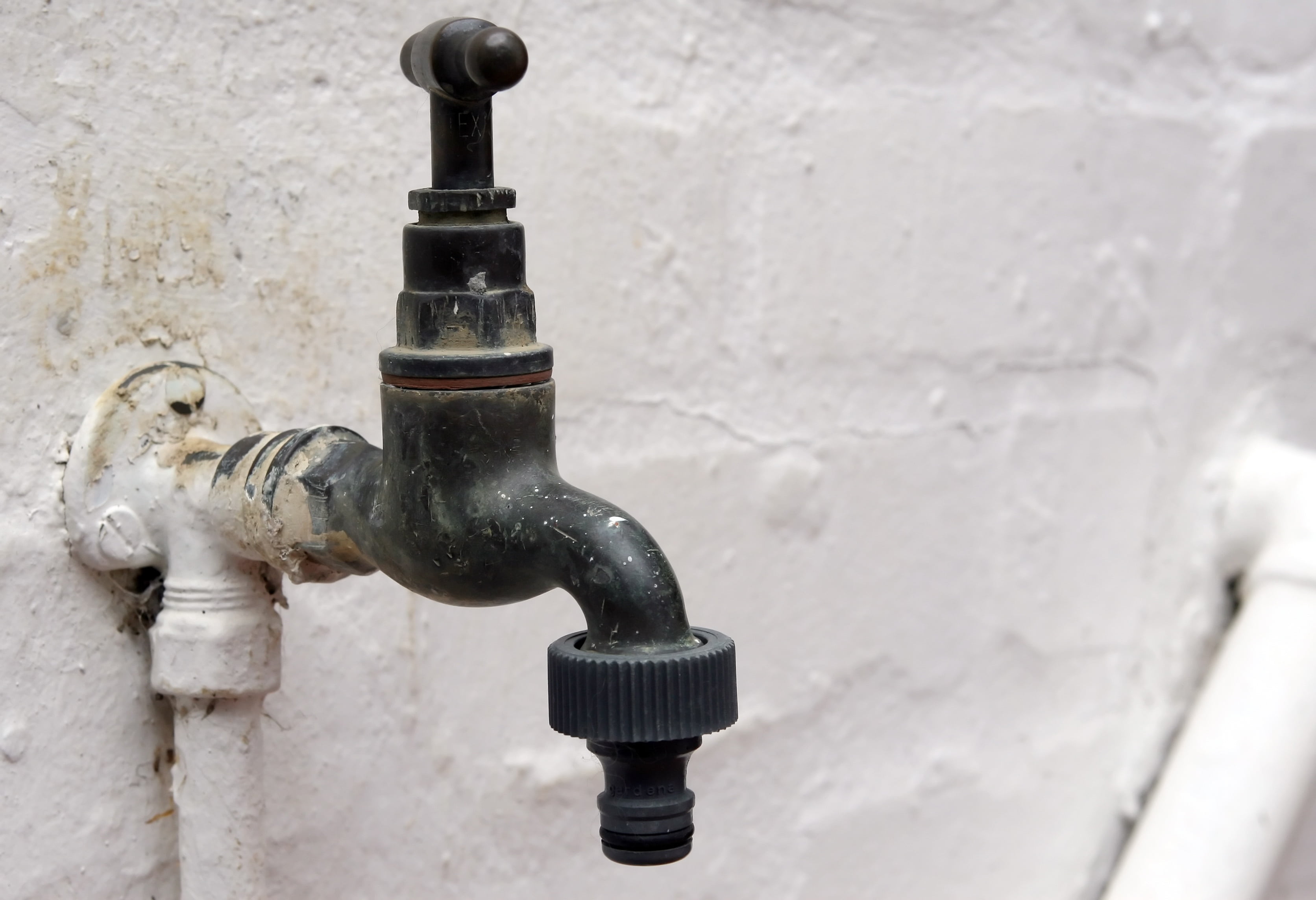 plumbing, spray, wall - building feature, tap, faucet, 2K, black, natural, irrigate, nature, focus on foreground, connection, drip, machine valve, environment, HD Wallpaper