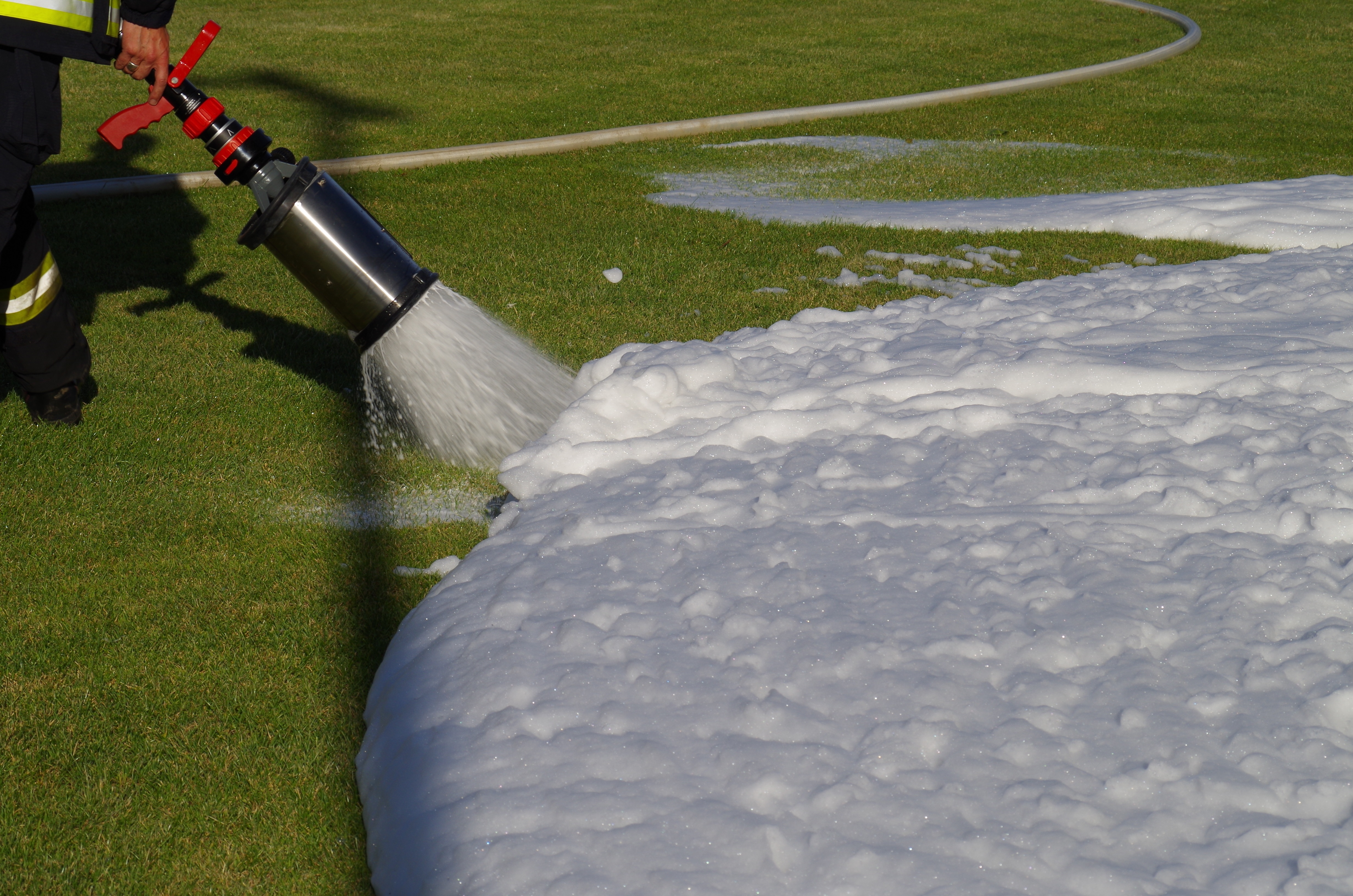 4K, sport, požiarnicka, field, water, no people, smother, flowing water, outdoors, day, gardening equipment, equipment, motion, hose, blurred motion, foam, HD Wallpaper