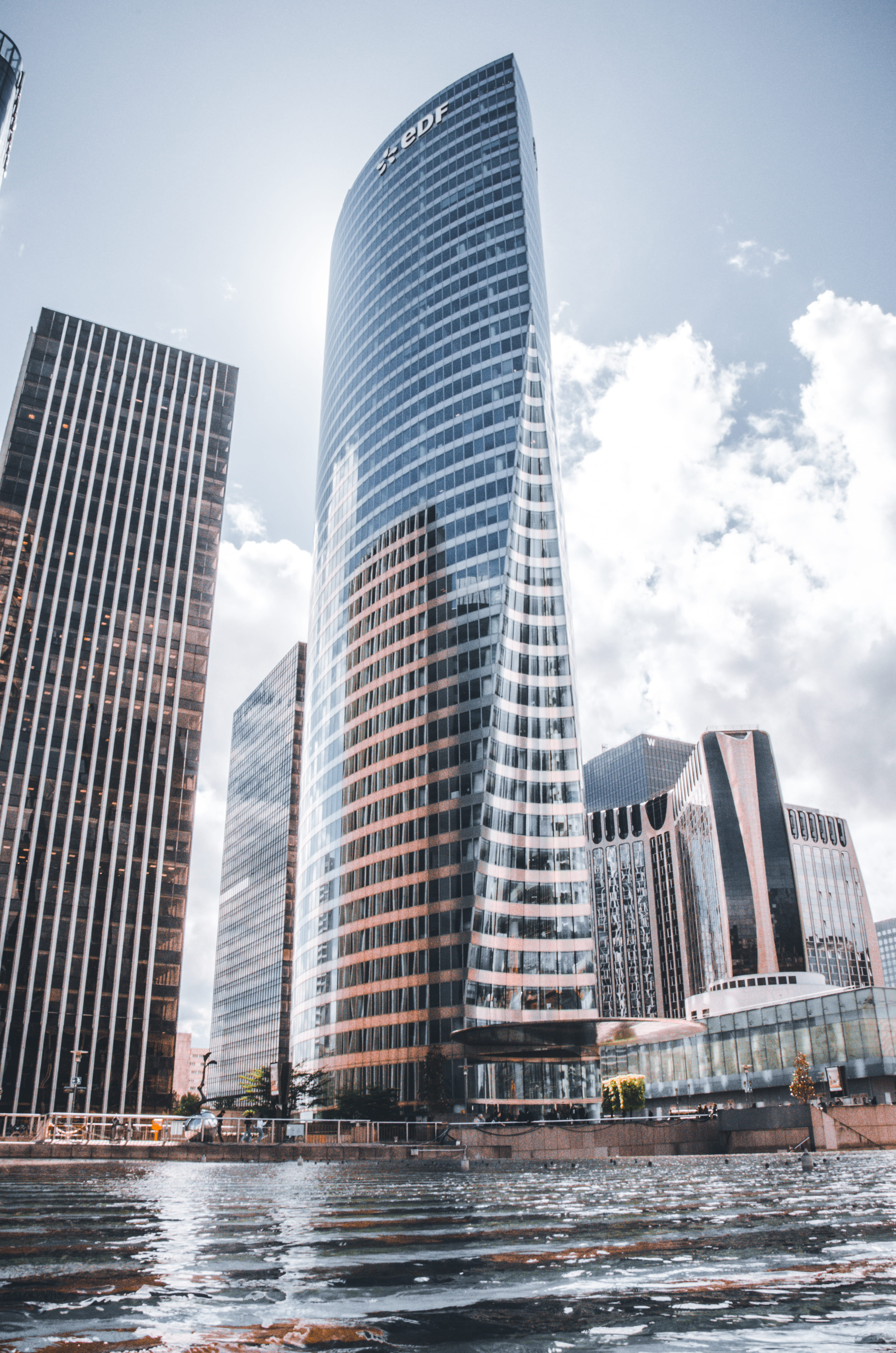 high rise, low angle view, 4K, downtown, built structure, housing, urban, office building, paris, modern, city, la défense paris, office, water, building exterior, Phone HD Wallpaper