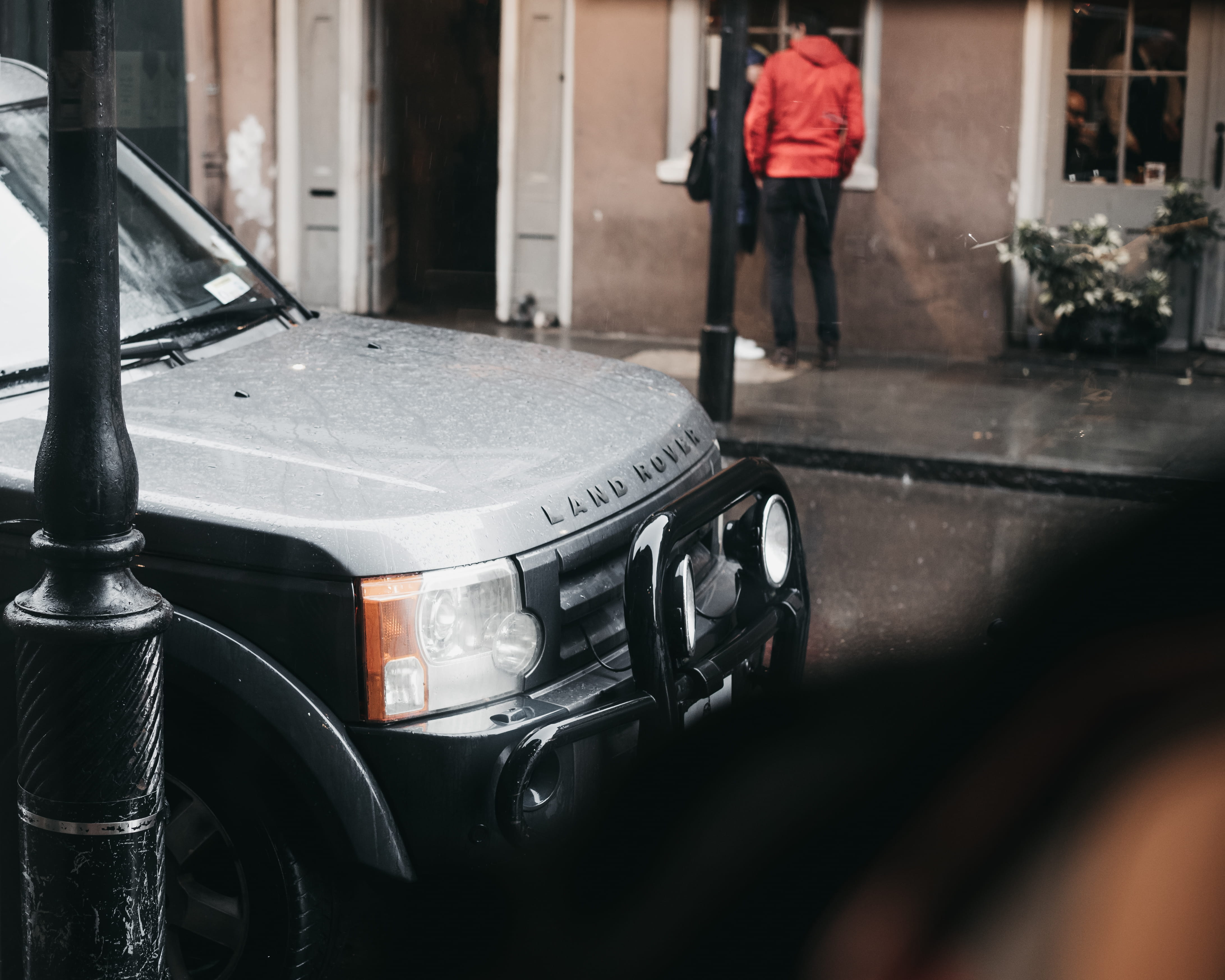 pole, outdoors, 4K, adult, parked, land, rover, men, car, incidental people, day, vehicle, neworlean, transportation, street, city, land vehicle, wet, HD Wallpaper