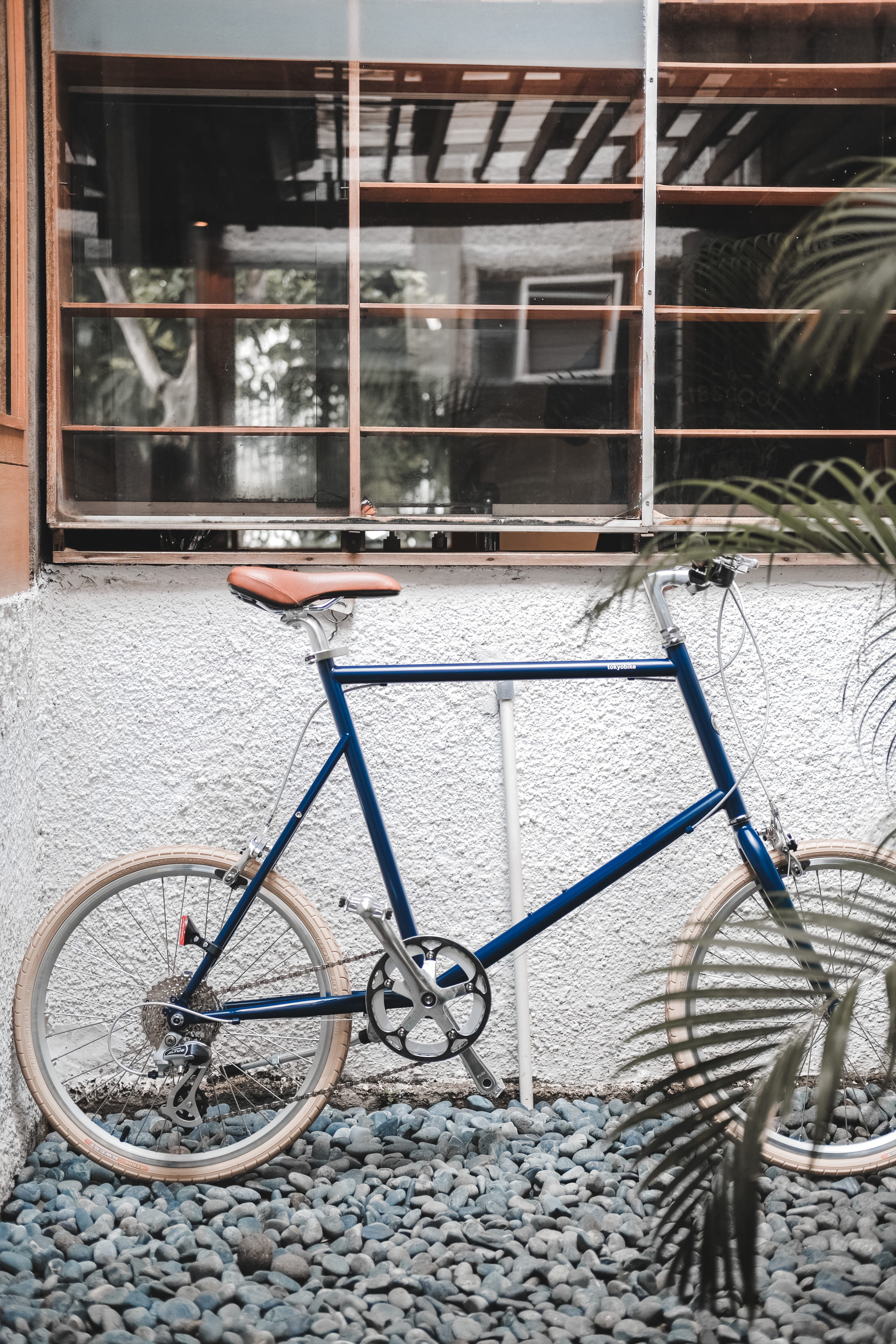 window, minimalism, metal, minimalist bike, white cultural, wheel, abandoned, architecture, bicycle, built structure, absence, nature, building exterior, Phone HD Wallpaper