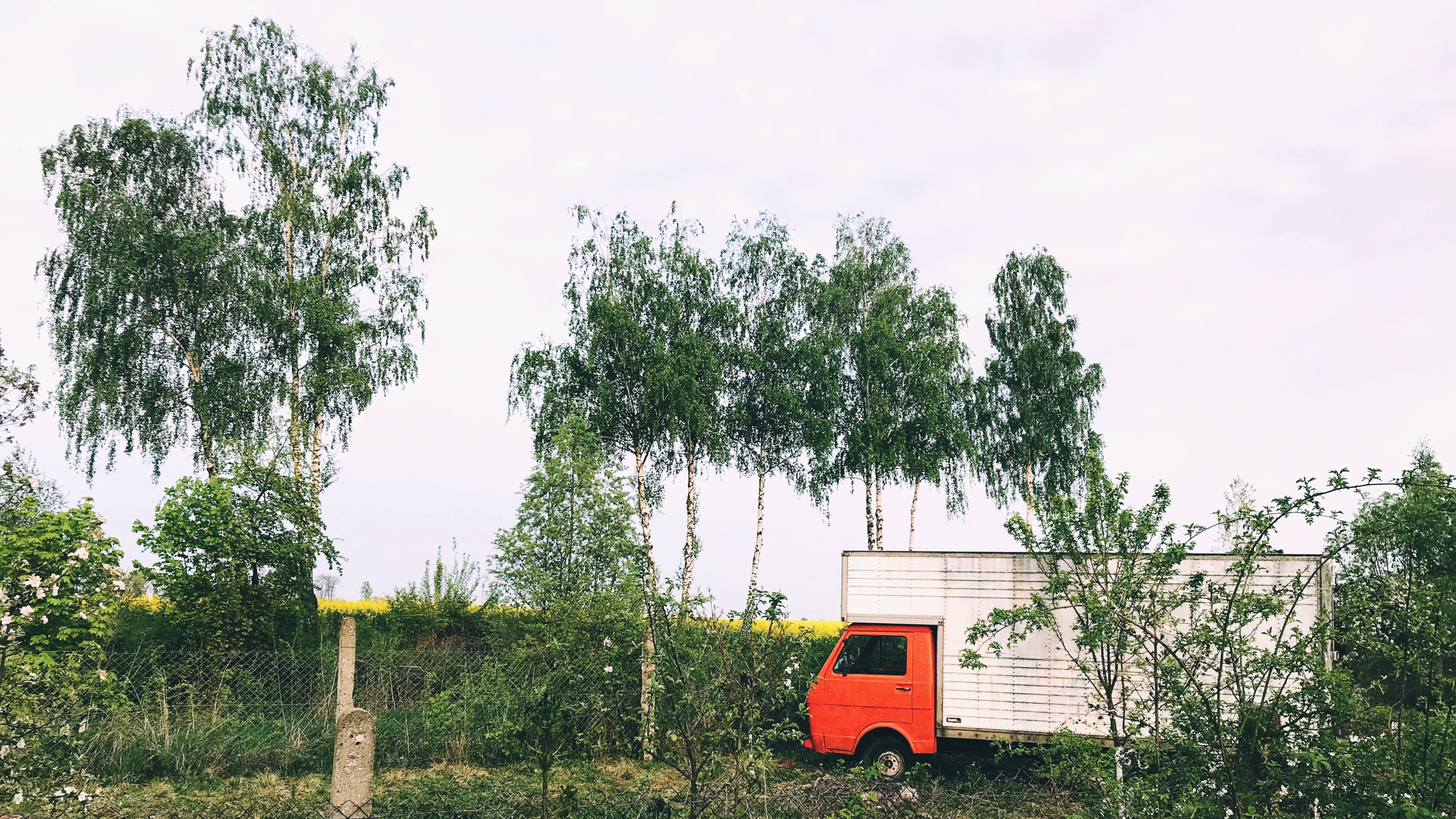 moving van, wawrzyny, building exterior, beauty in nature, 4K, barrel, garden, white board, day, sky, poland, non-urban scene, architecture, outdoors, HD Wallpaper