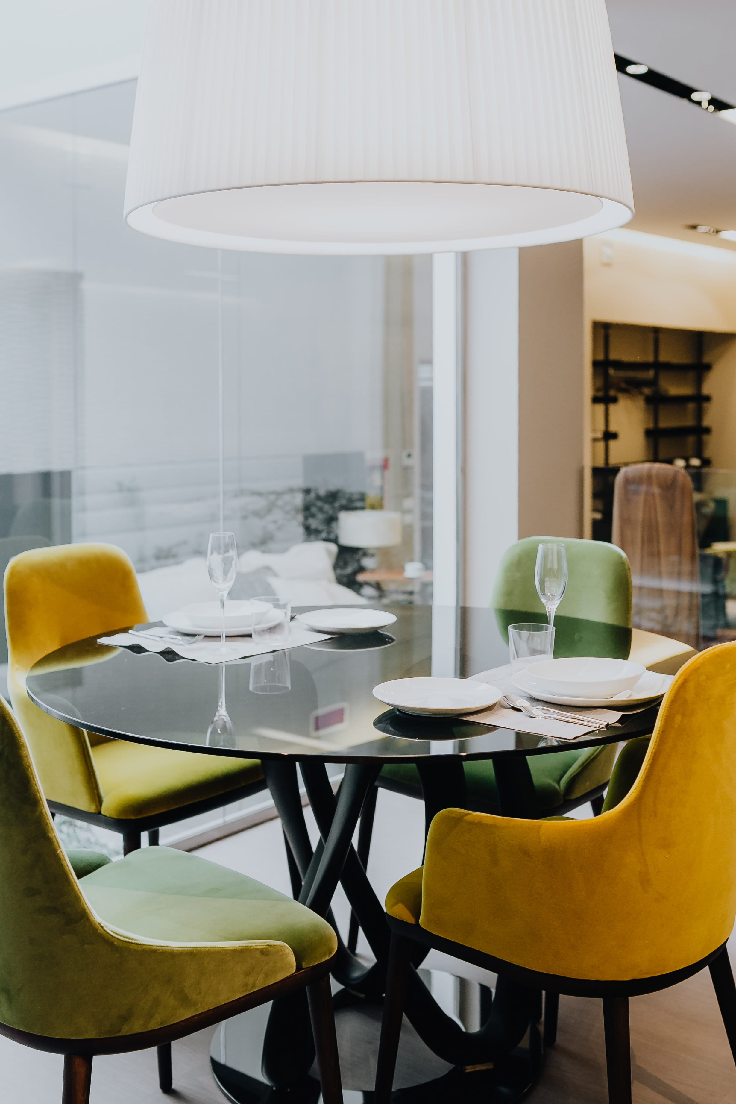 showroom, glass, restaurant, electric lamp, domestic, 2K, italian furniture, contemporary, cup, interior design, brand, living, setting, food and drink, Phone HD Wallpaper