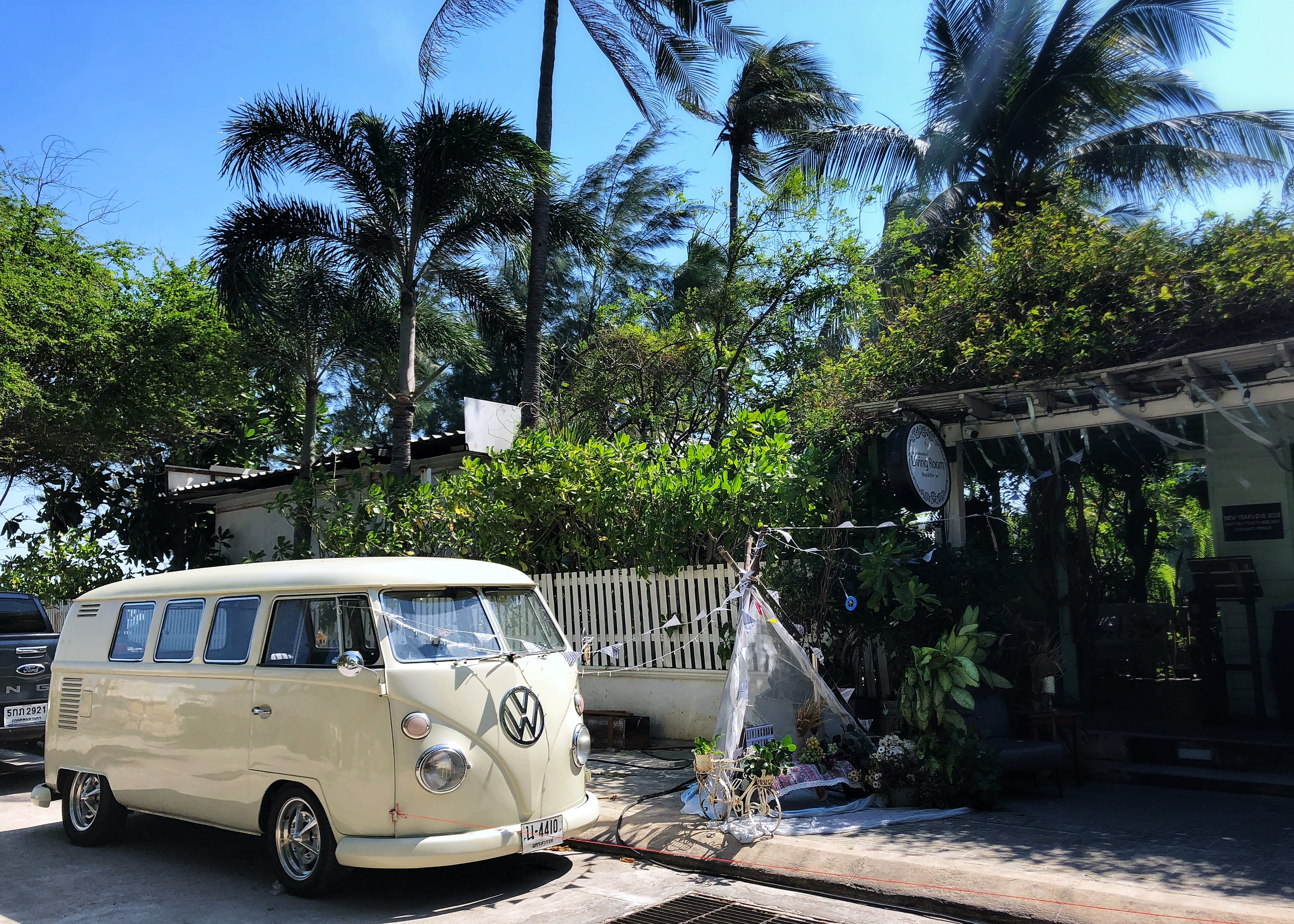 vehicle, architecture, motor vehicle, nature, tree, garden, transportation, bus, car, palm tree, street, day, wheel, building exterior, tropical climate, HD Wallpaper