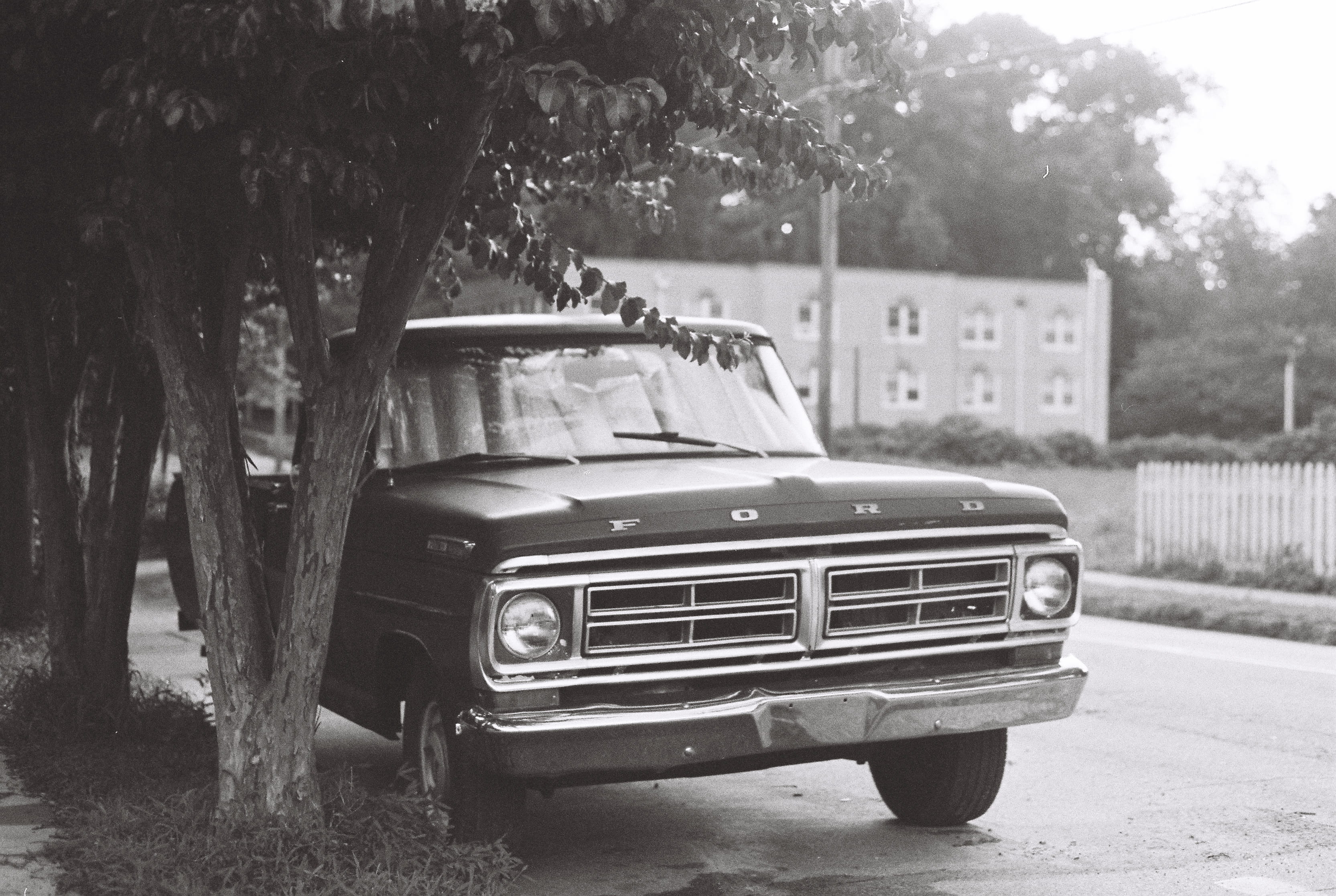 minibus, building exterior, retro, built structure, wheel, mode of transportation, retro styled, motor vehicle, ford, architecture, nature, spoke, tire, HD Wallpaper