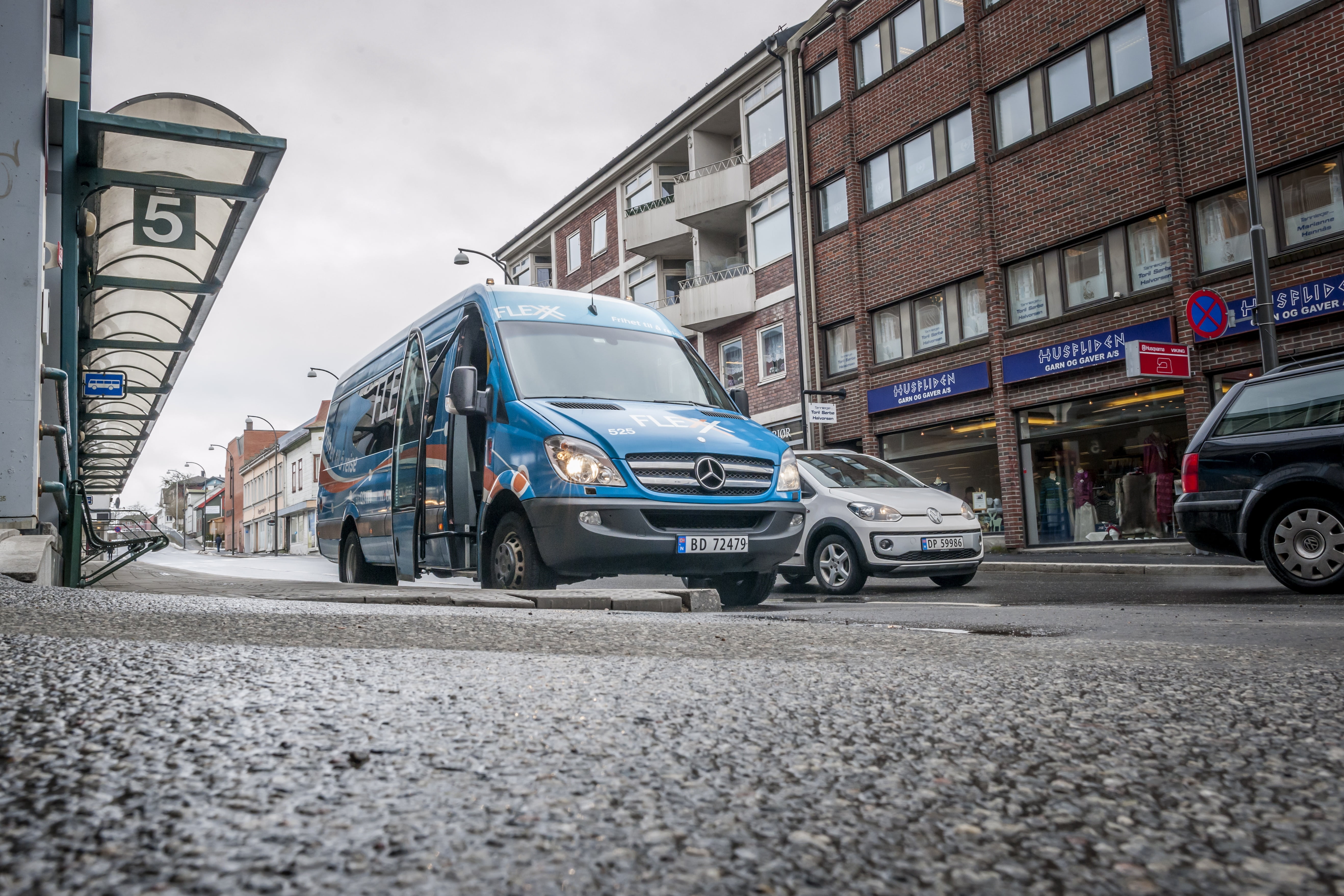 outdoors, building exterior, city, car, city street, minibus, mode of transportation, architecture, 5K, public transport, building, city life, road, incidental people, HD Wallpaper
