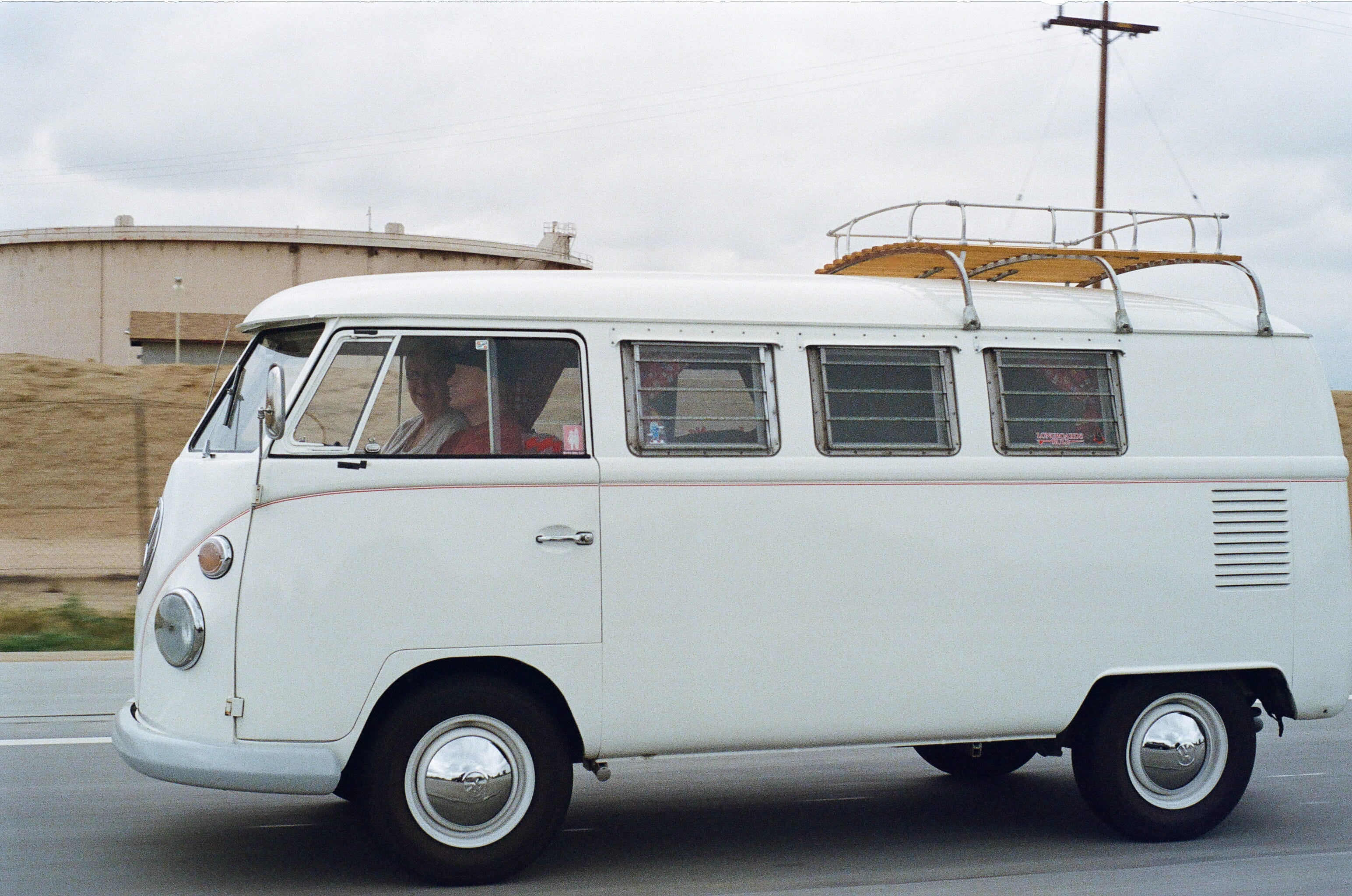 building exterior, white color, auto, travel, city, volkswagen, motor home, oldtimer, vanagon, motor vehicle, stationary, sky, old, driving, driver, outdoors, HD Wallpaper