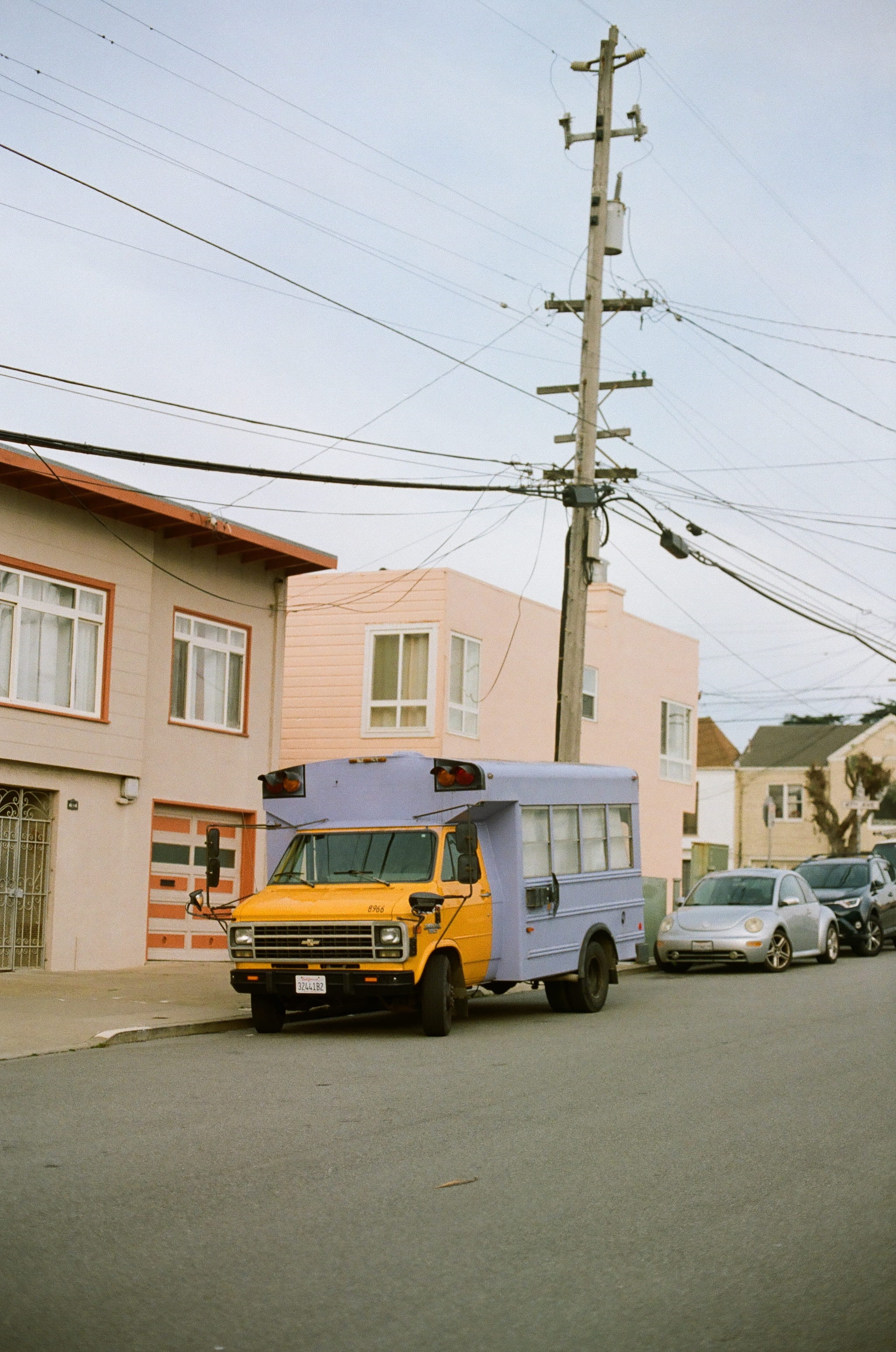 day, built structure, parked, car, moving van, house, transportation, truck, near, school bus, urban, technology, rv, motor vehicle, machine, no people, Phone HD Wallpaper