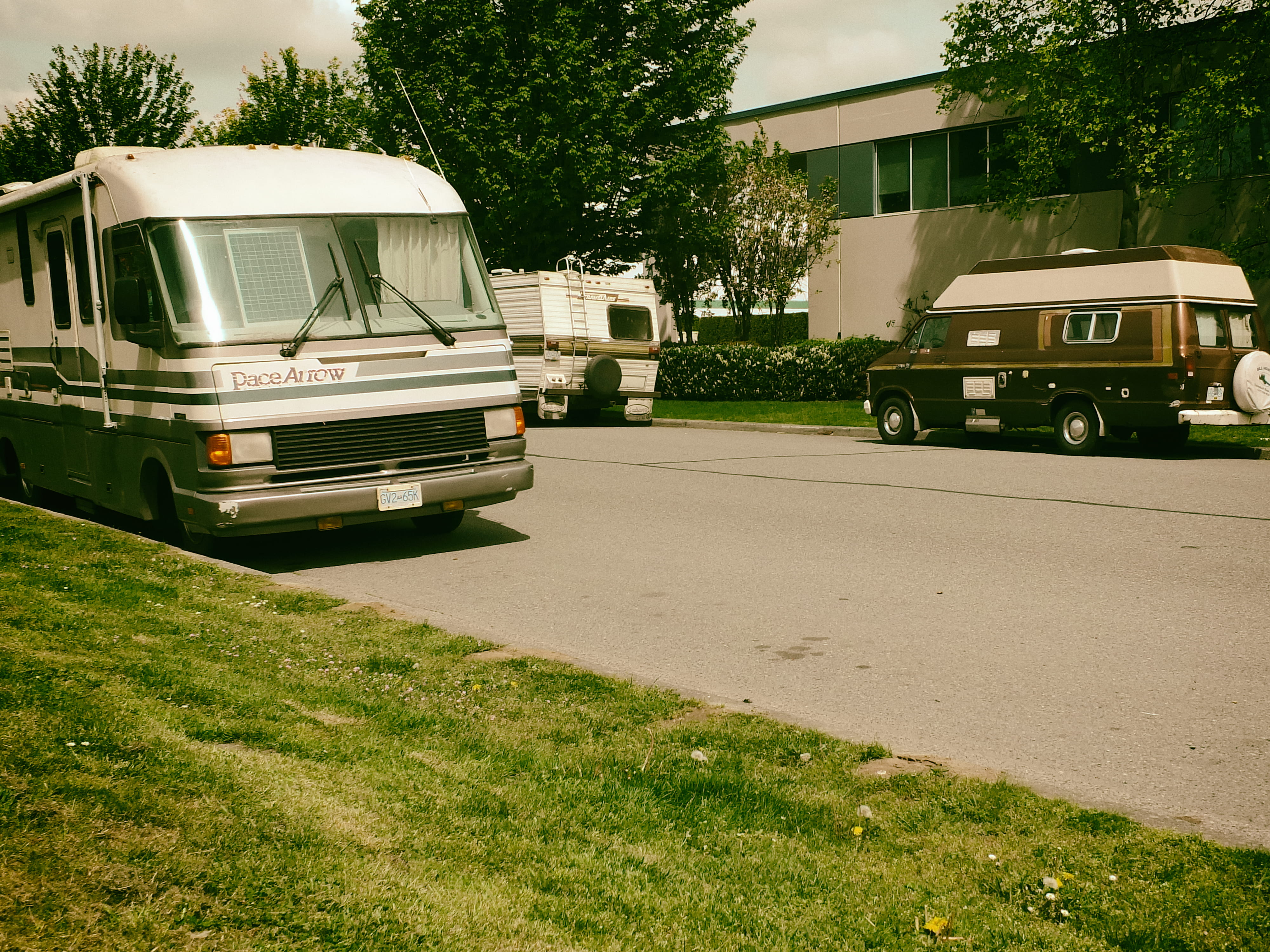 housing, motor vehicle, green color, rv, nature, van, coupe, wheel, bus, tree, abies, land vehicle, trucking, fir, machine, outdoors, day, grass, commercial land vehicle, HD Wallpaper