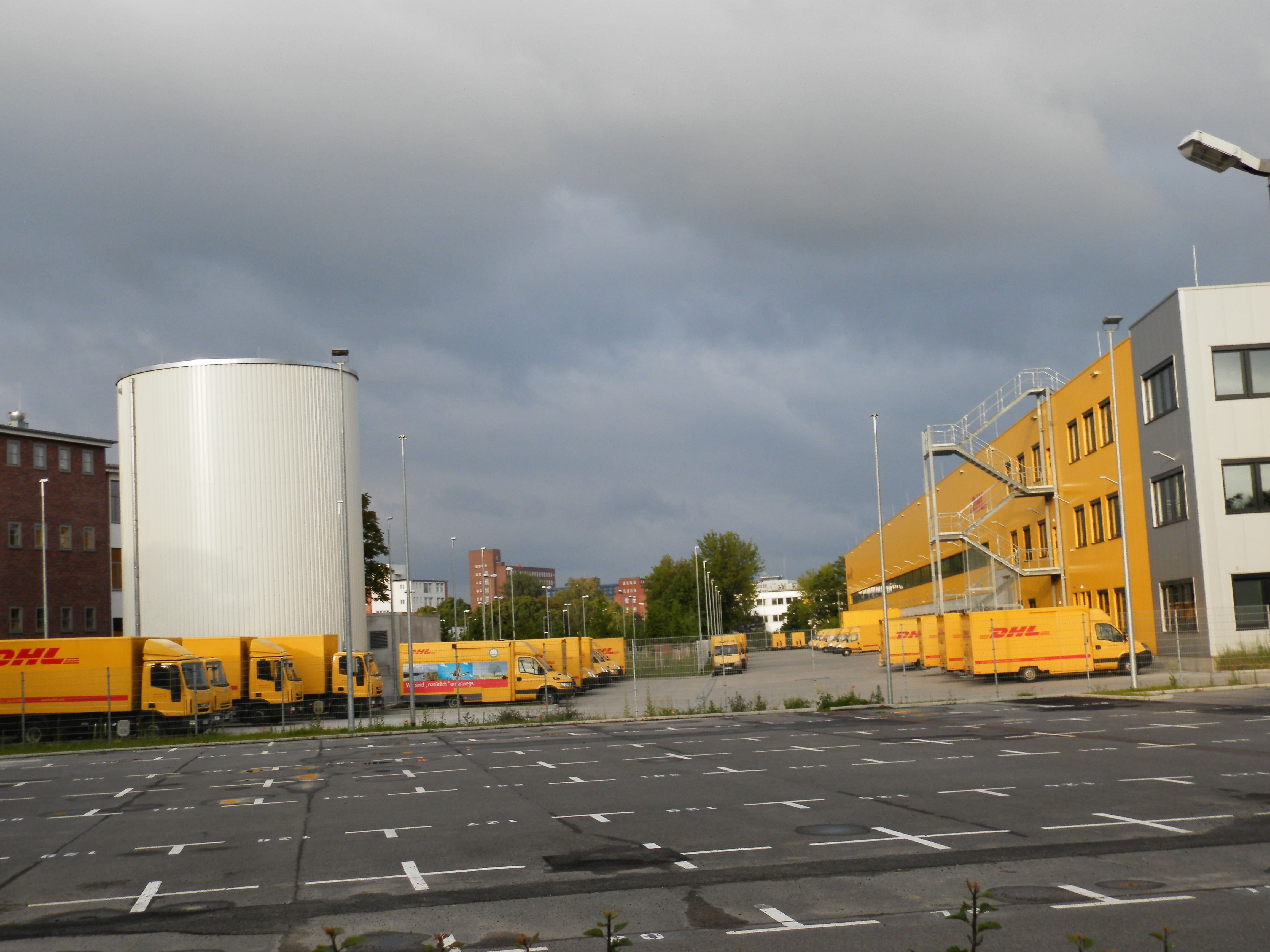 no people, day, business, city, germany, nature, cloud - sky, outdoors, 4K, land vehicle, siemensstadt, road, building exterior, container, factory, mode of transportation, HD Wallpaper