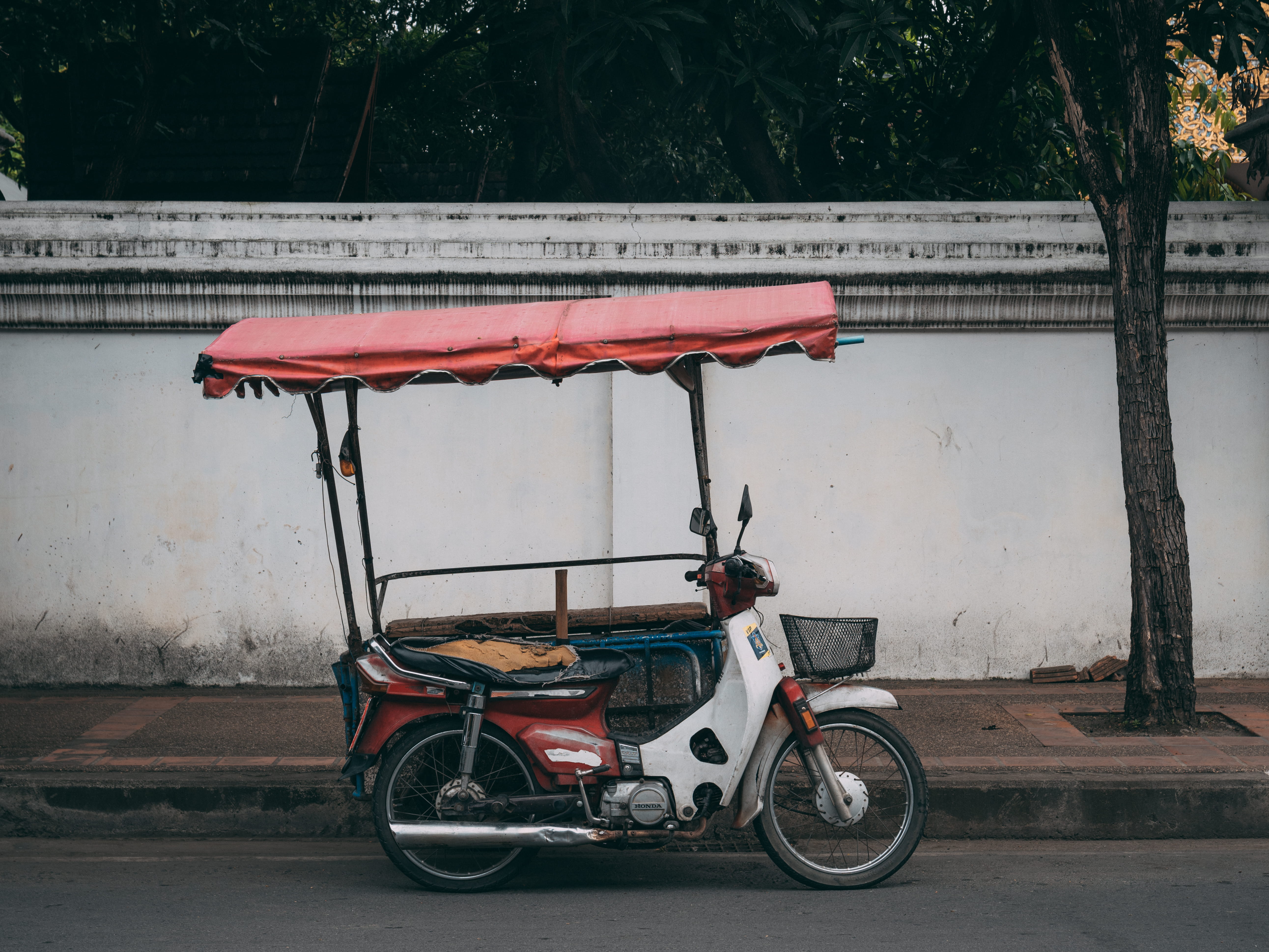 park, mode of transportation, machine, transportation, underbone, minimal, clean, day, stationary, white, no people, street, red, thailand, enduro, motorbike, HD Wallpaper