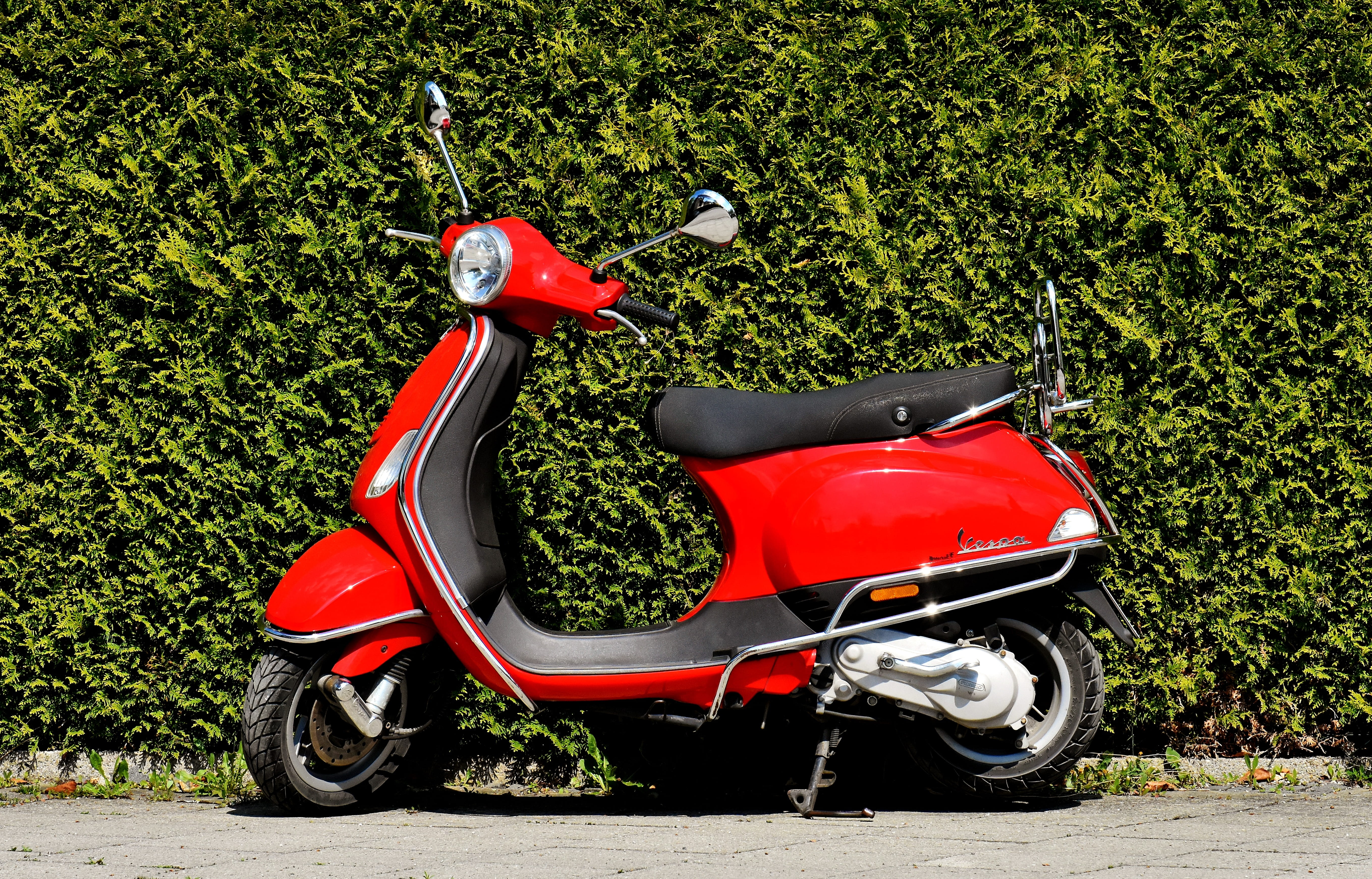 vespa, 5K, no people, mode of transportation, land, tree, vehicle, nature, flitzer, green color, plant, motorcycle, road, day, motor, roller, side view, HD Wallpaper