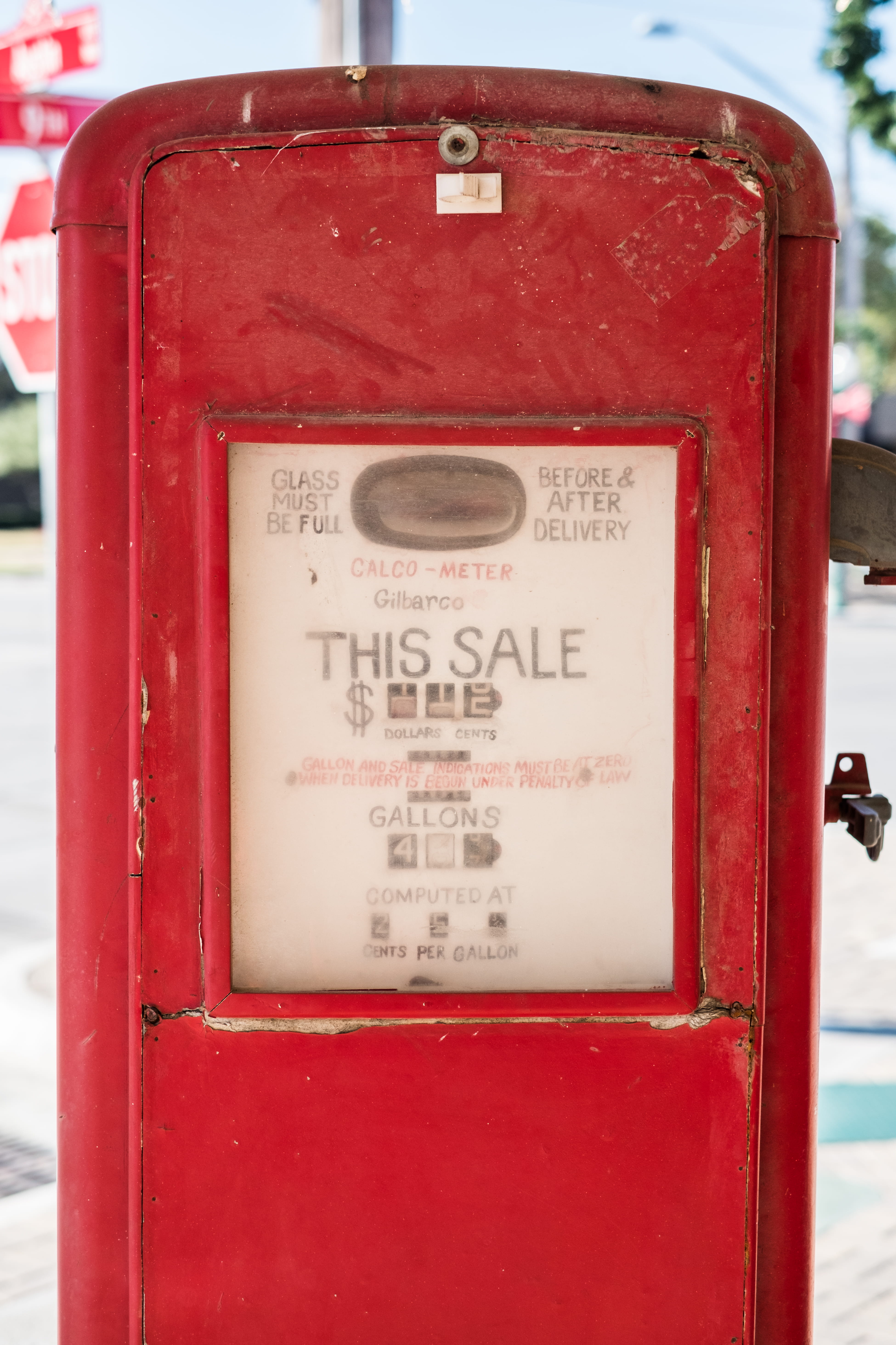 gallon, western script, focus on foreground, old, meter, day, box, petrol, sign, no people, pump, white, machine, telephone, telephone booth, calco, outdoors, Phone HD Wallpaper