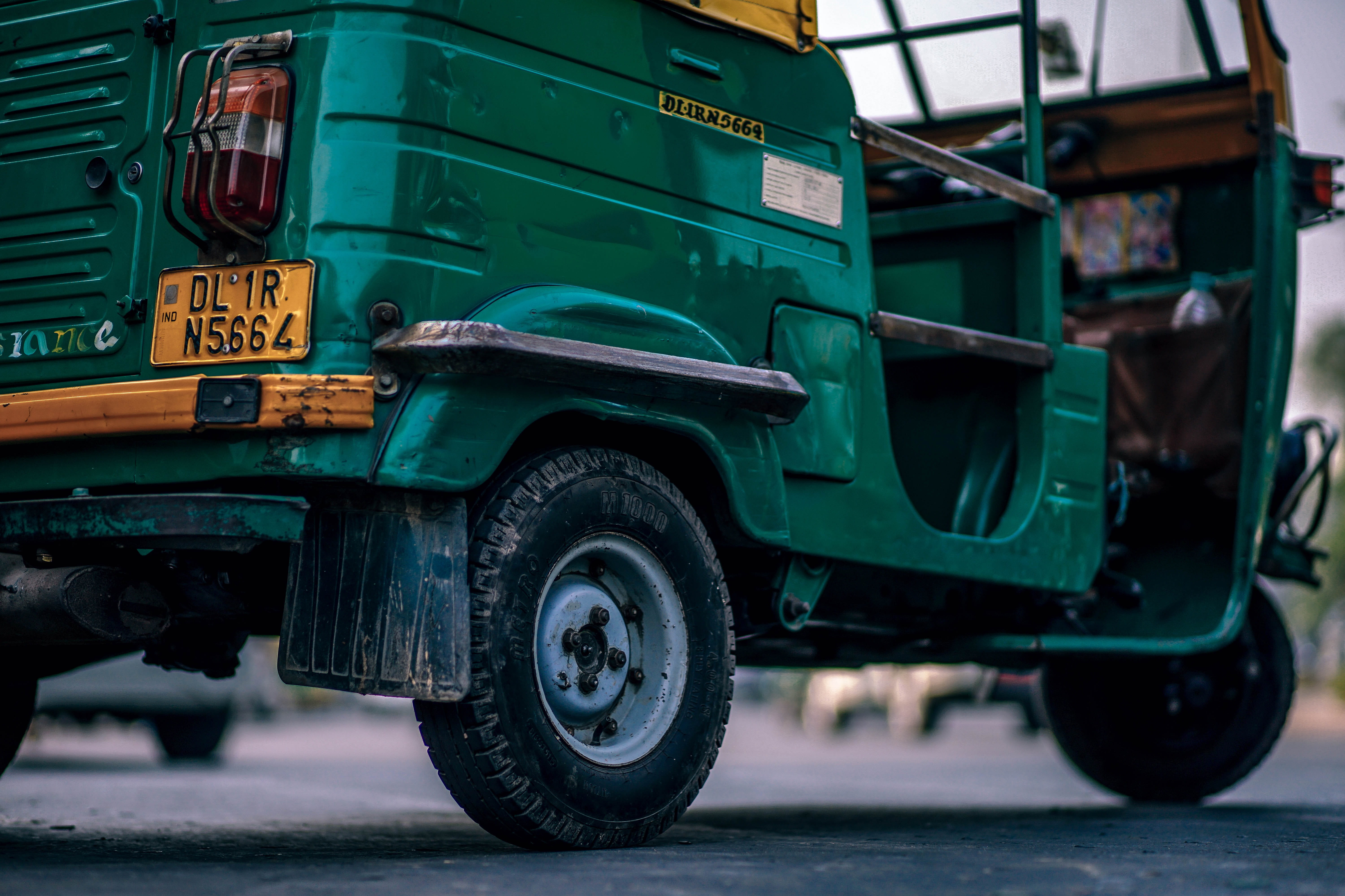 architecture, transportation, Asian, yellow, day, truck, india, 5K, stationary, black, green color, Asia, no people, built structure, cycle, rickshaw, HD Wallpaper
