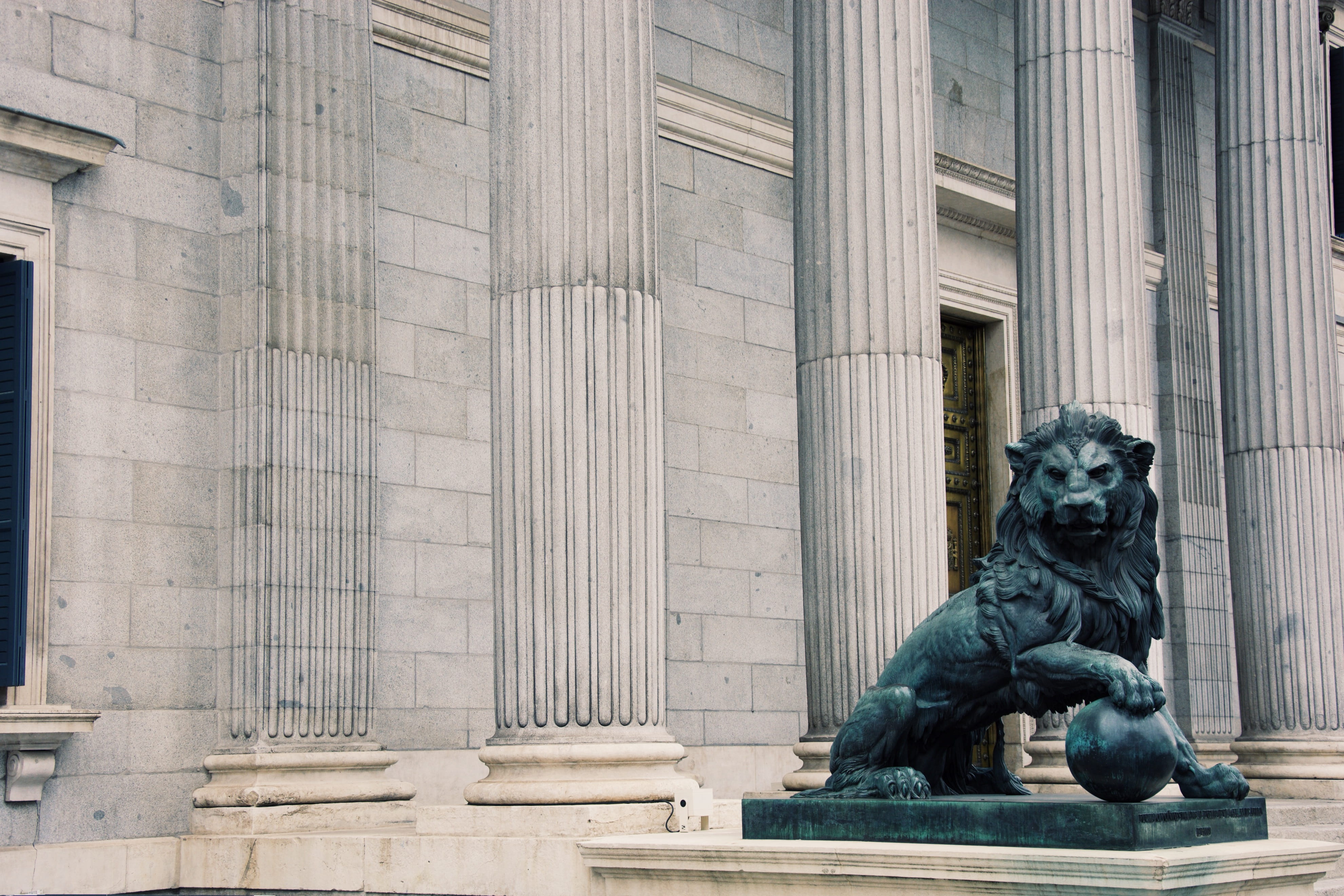 government, architectural column, sitting, mammal, no people, built structure, sculpture, congreso de los diputados, one animal, domestic animals, canine, HD Wallpaper