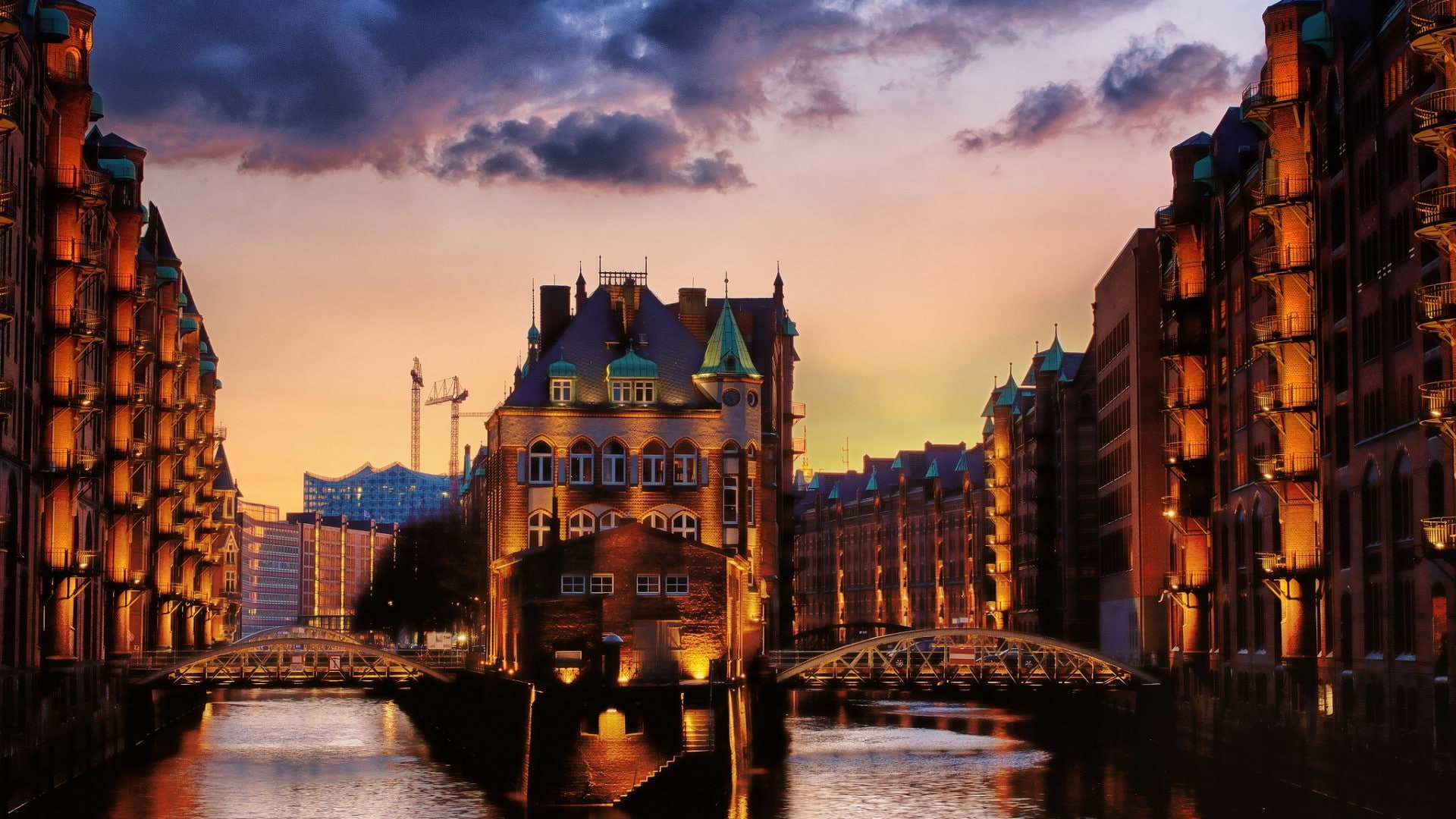 lights, architecture, cranes (machine), no people, waterfront, water, Hamburg, city, built structure, canal, cloud - sky, connection, evening, old building, HD Wallpaper