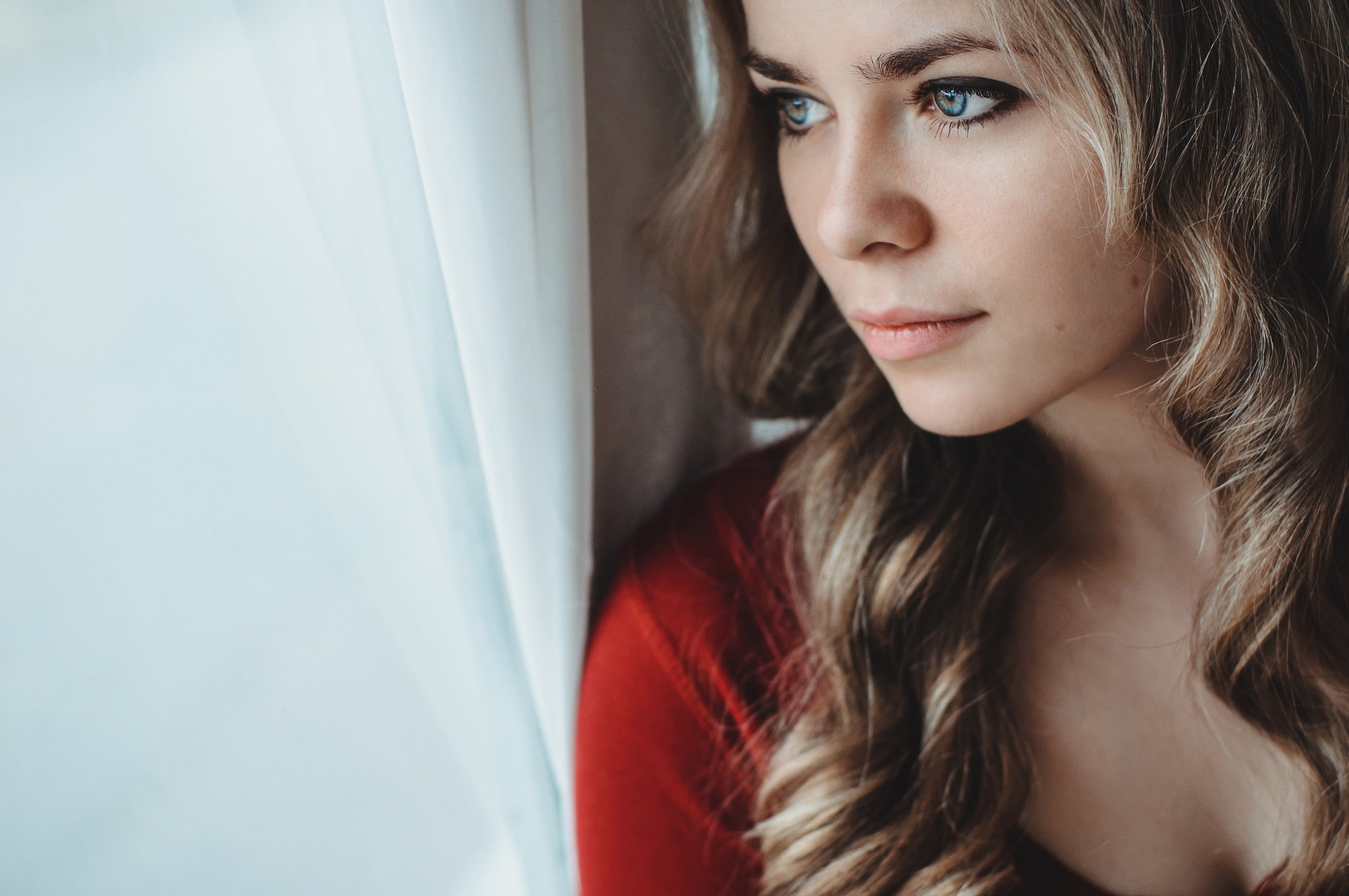 beautiful woman, young adult, young women, looking out window, wavy hair, one person, adult, beauty, indoors, headshot, looking, blue eyes, lifestyles, HD Wallpaper