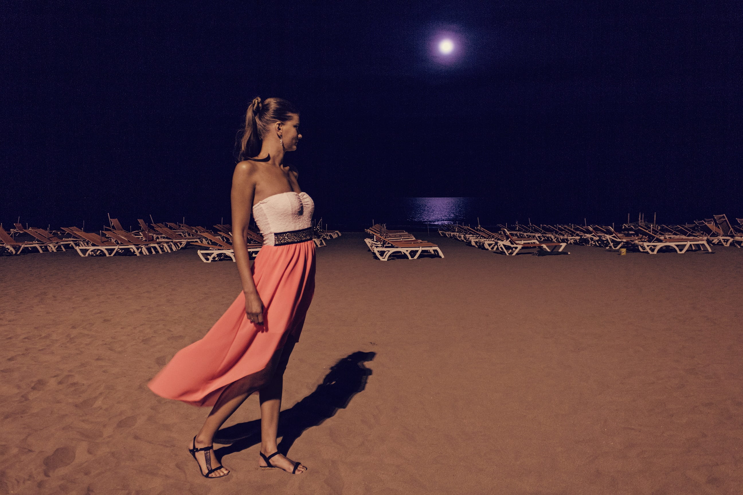 gran canaria, playa del inglés, standing, real people, only women, chairs, near, moonlight, beauty, young woman, young adult, beach, wearing, sand, young women, HD Wallpaper