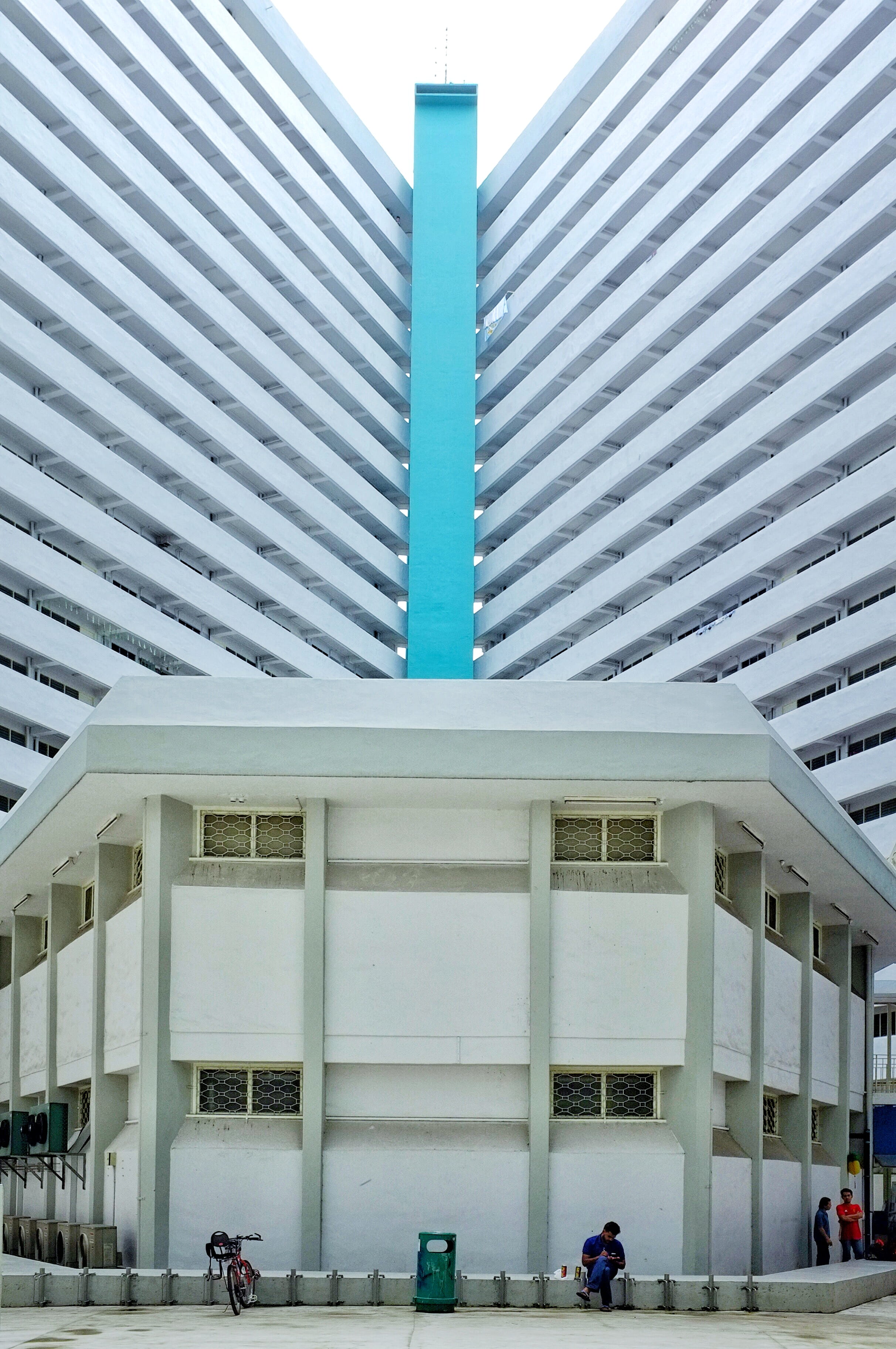 building exterior, architectural column, street, yung kuang road, pattern, men, travel destinations, incidental people, modern, line, city, outdoors, arch, Phone HD Wallpaper