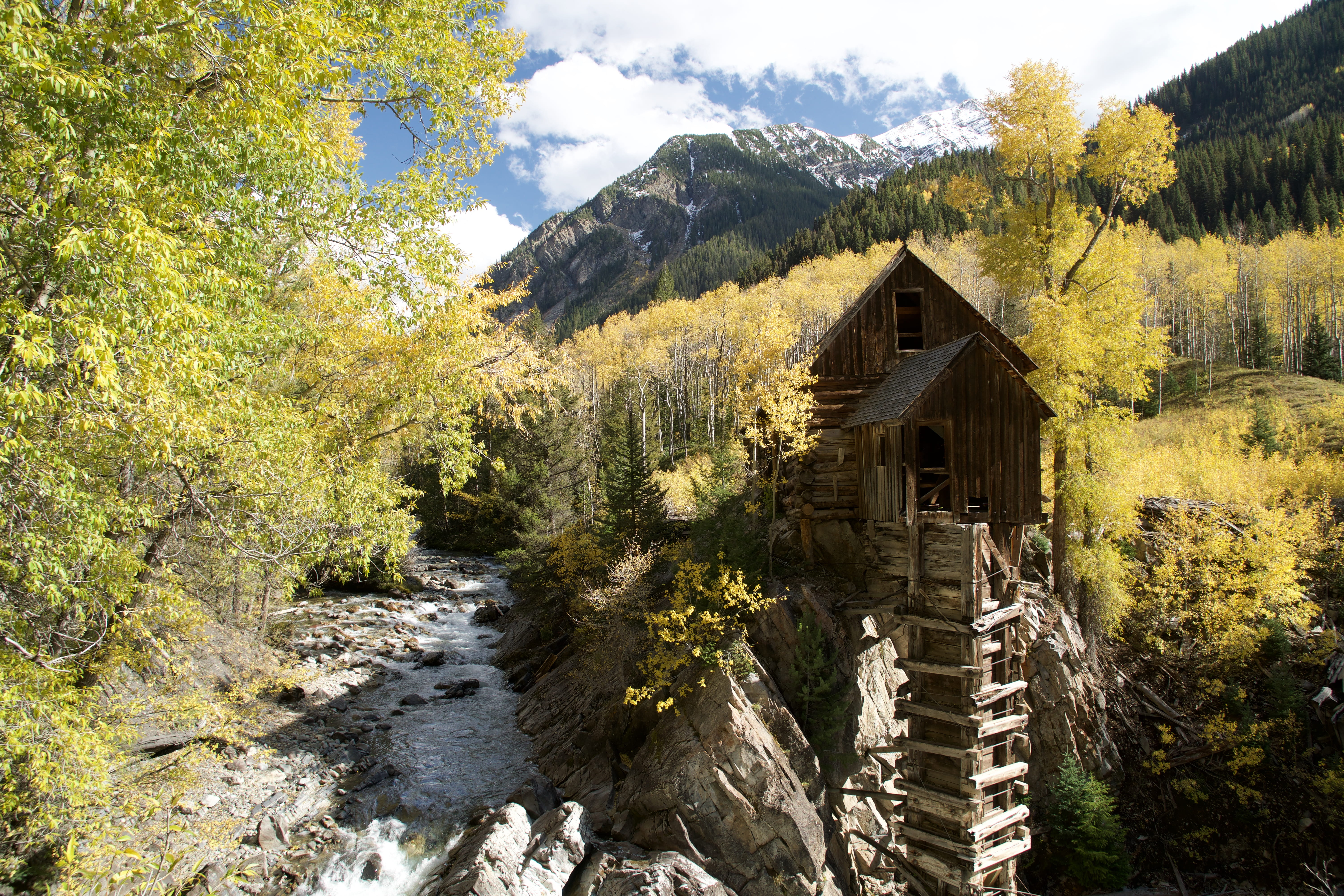 cabin, tranquility, scenics - nature, built structure, flowing, treehouse, tranquil scene, brown, sunlight, non-urban scene, nature, river, 5K, day, growth, HD Wallpaper