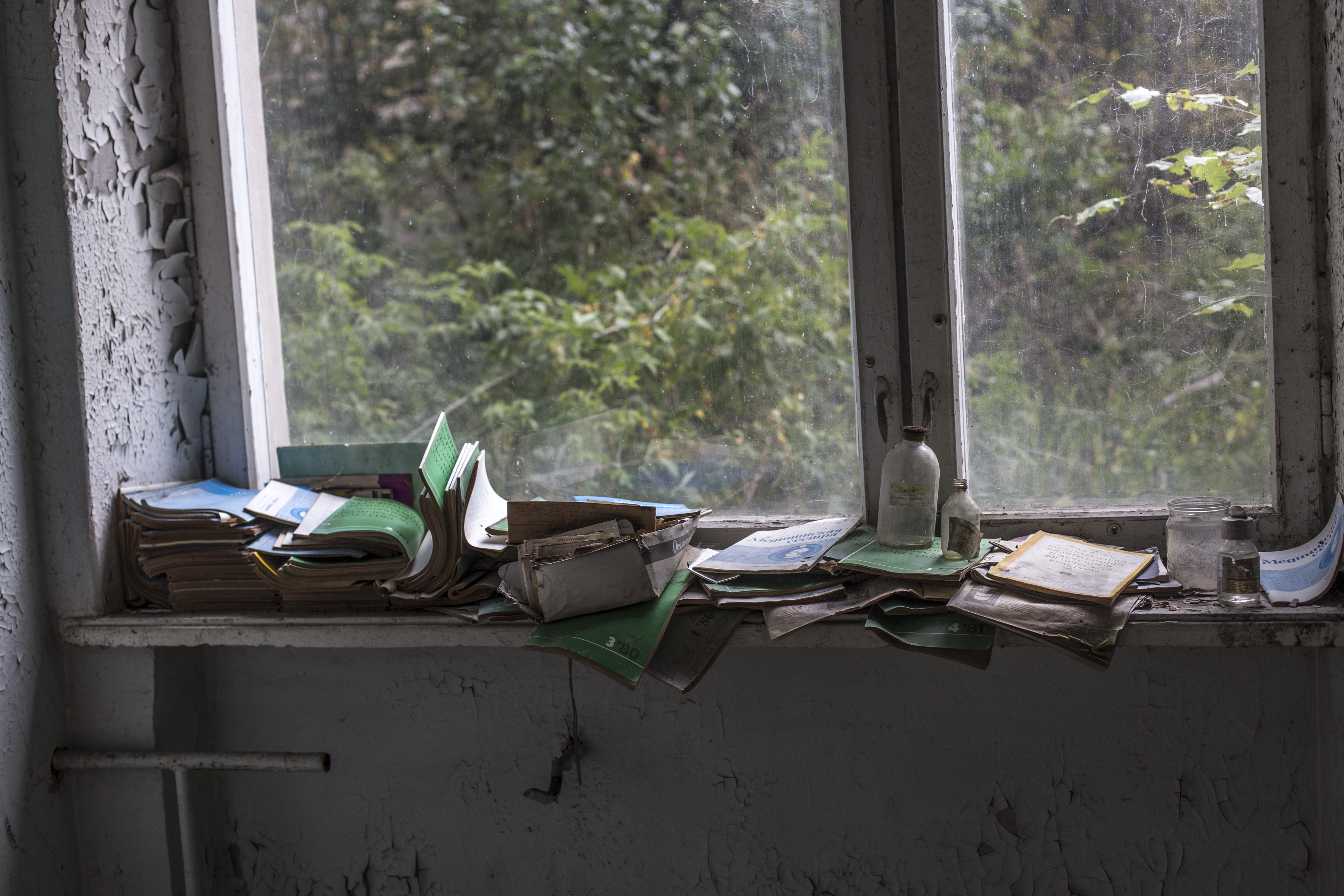 absence, obsolete, sash, light, still life, seat, messy, curtain, window, dirty, travel, garbage, abandoned, growth, books, tree, bottles, architecture, HD Wallpaper