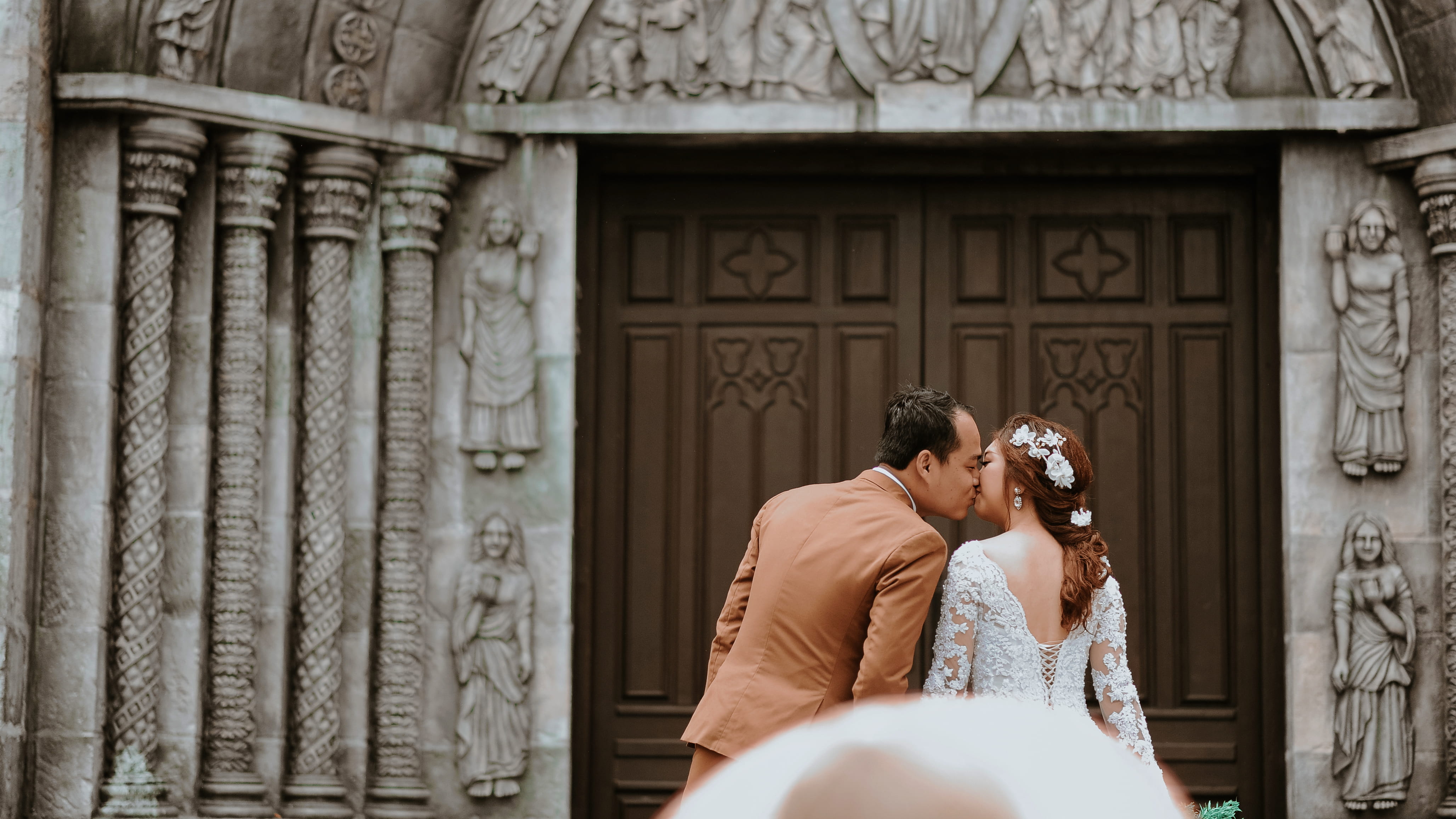 wedding dress, heterosexual couple, design, mid adult, religion, architecture, bride, 4K, love, couple, sculptures, wedding ceremony, mid adult men, celebration, HD Wallpaper