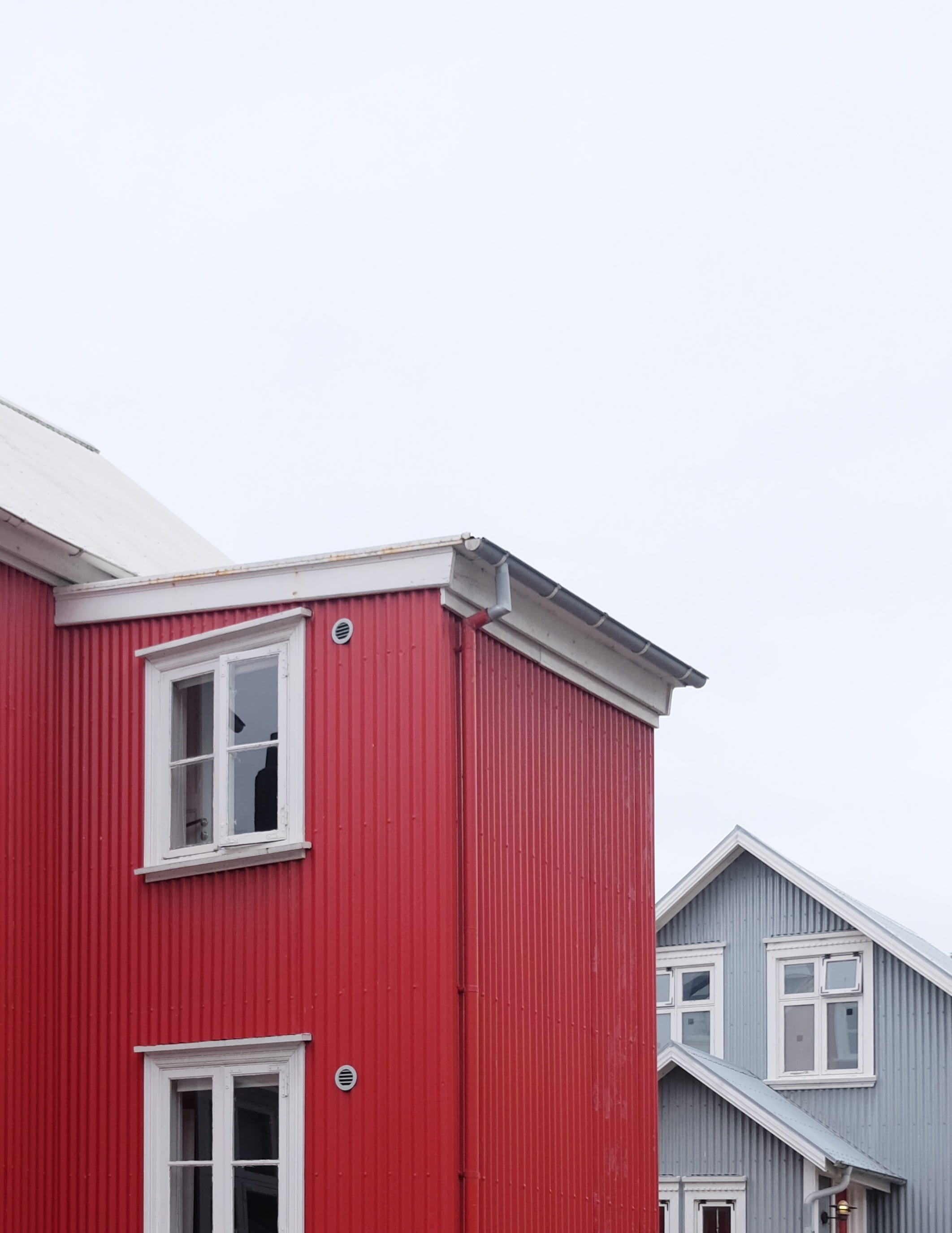 white, sash, building exterior, wooden, building, built structure, white color, house, wood - material, day, no people, geometry, clear sky, red, city, Phone HD Wallpaper