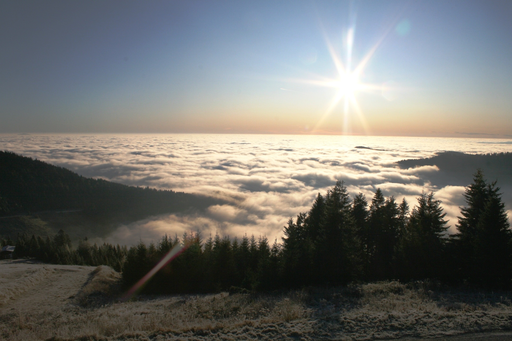 scenics - nature, non-urban scene, 1080P, sky, sunbeam, sunlight, mountains, tranquility, nature, water, selva marine, forest, day, cloud - sky, sunrise, HD Wallpaper